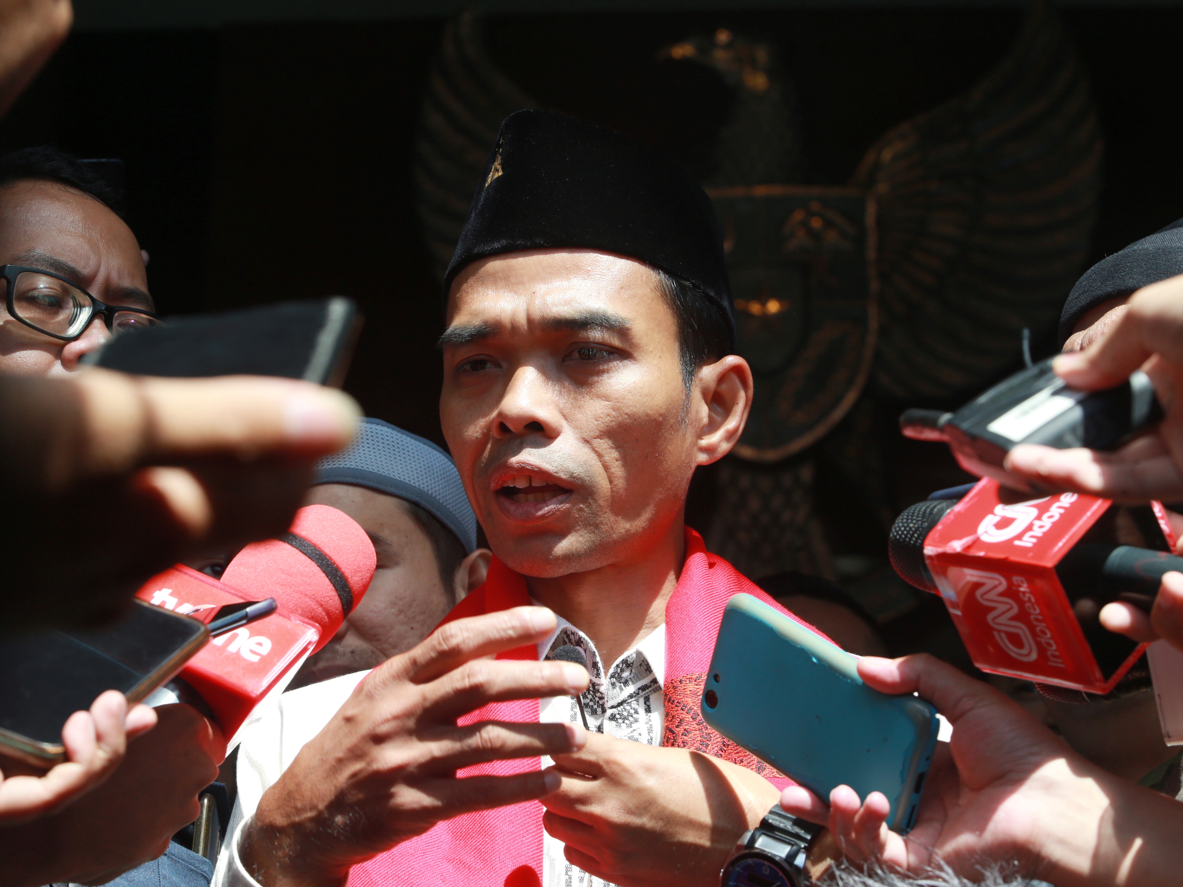 Ustadz Abdul Somad memberikan keterangan kepada wartawan usai memberikan kajian tausiyah di Gedung KPK, Jakarta, Selasa (19/11/2019).