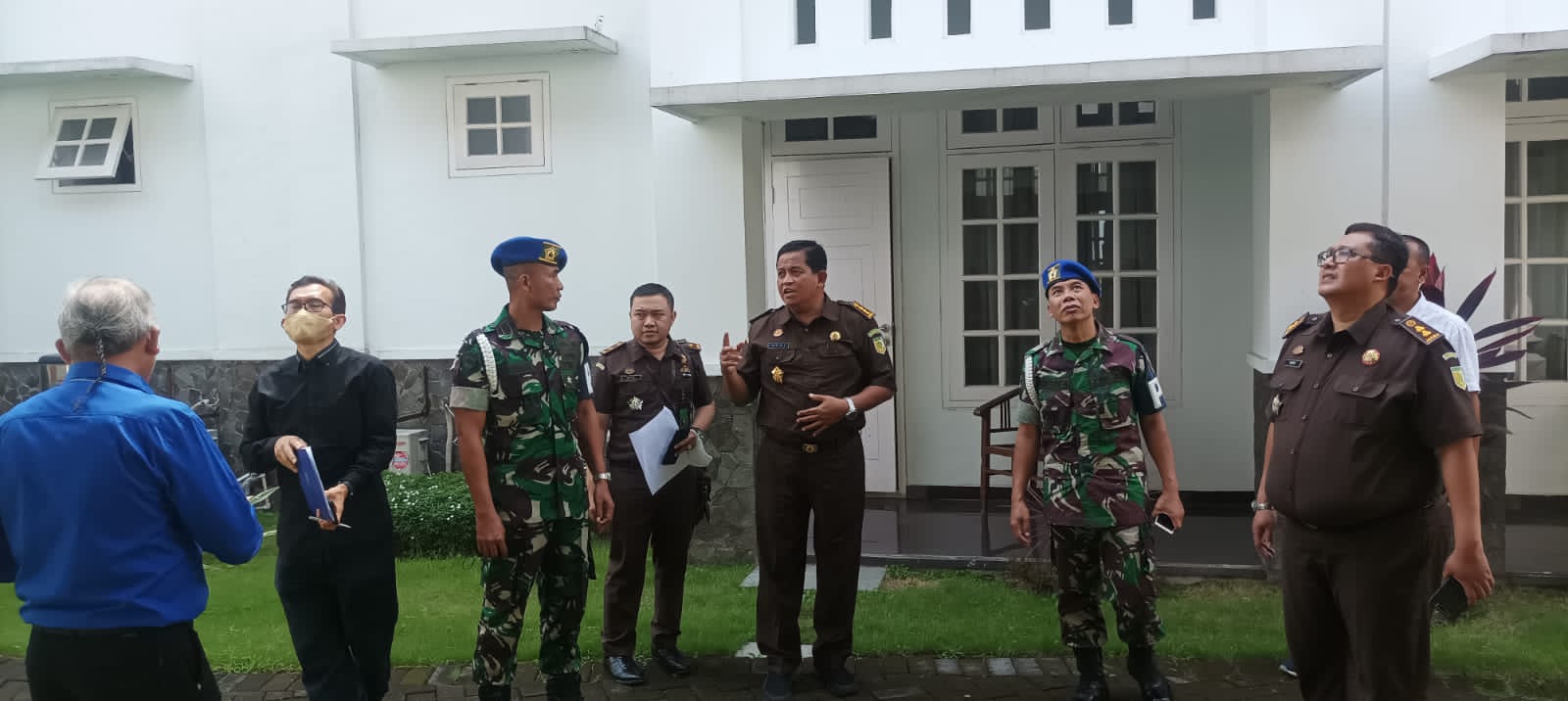 Tim Jaksa Agung Muda Tindak Pidaana Militer melakukan penyitaan villa di Boyolali, Jateng terkait kasus korupsi TWP AD