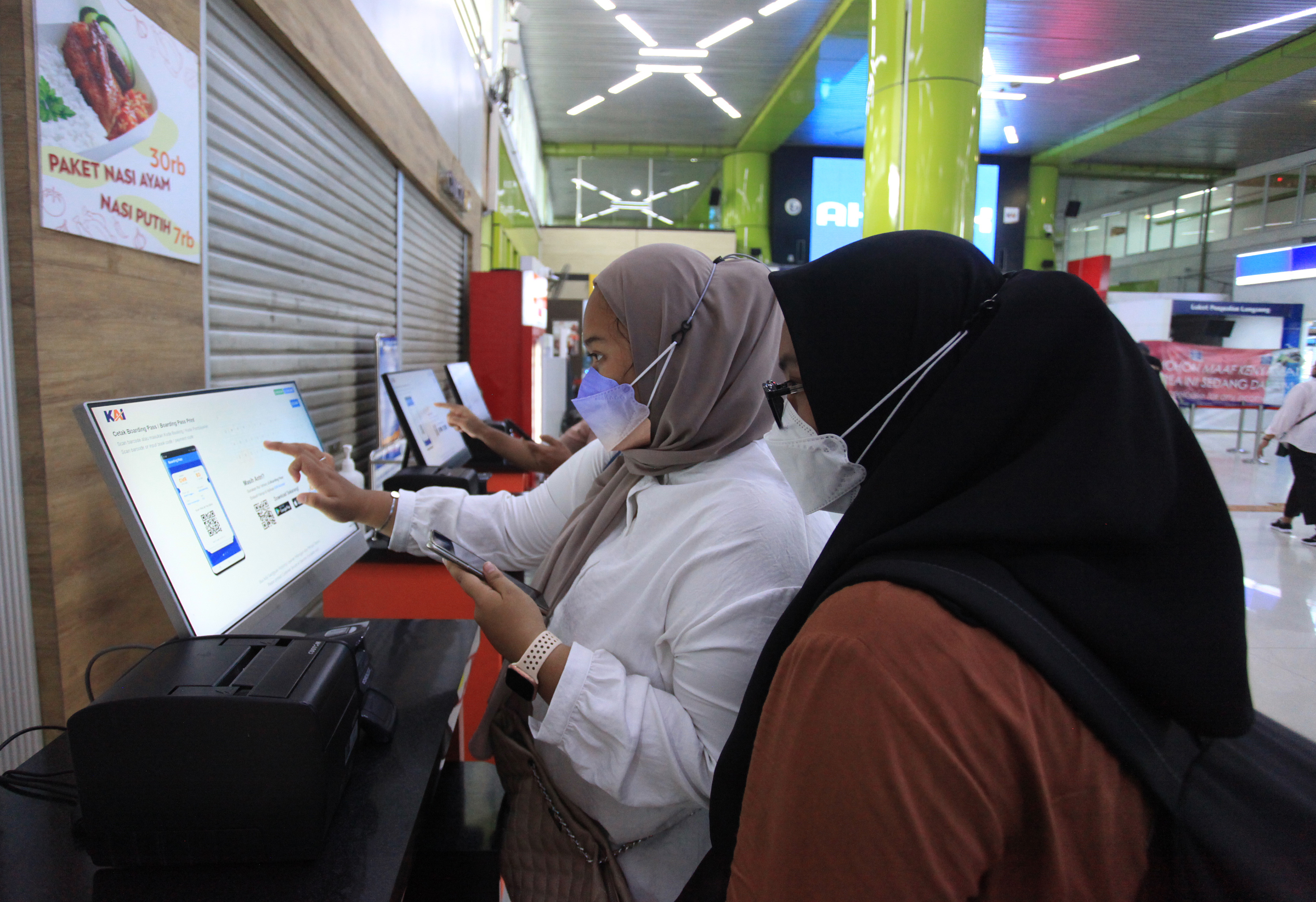 Calon penumpang mencetak boarding pass di Check In Counter, Stasiun Gambir, Jakarta. PT KAI menjual tiket via aplikasi KAI Access.