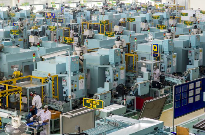 Aktivitas perakitan unit mesin sepeda motor di pabrik AHM, Karawang, Jawa Barat.