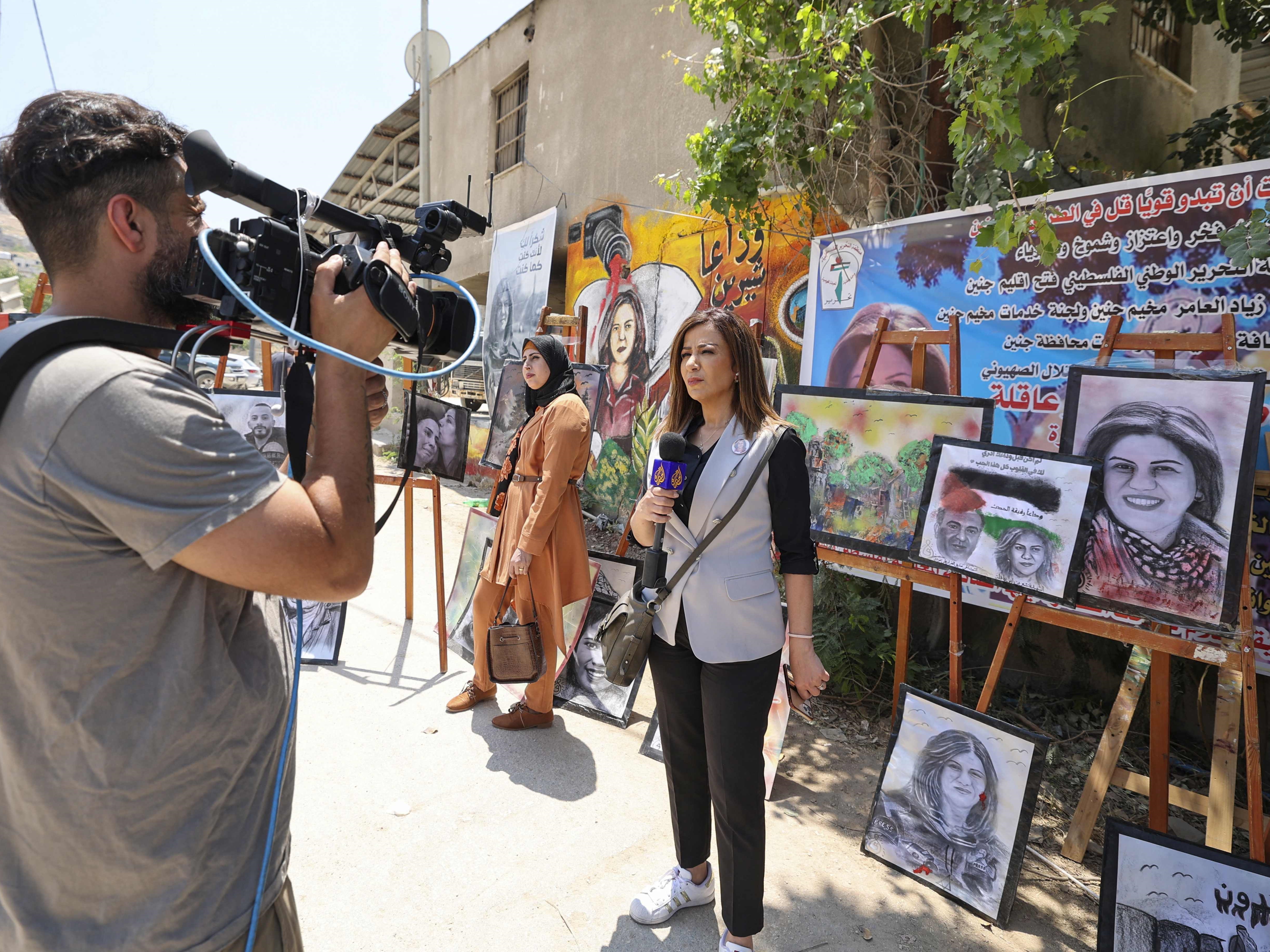 Seorang reporter Al-Jazeera meliput pameran seni untuk menghormati mendiang rekannya jurnalis Palestina Shireen Abu Akleh di kota Jenin.