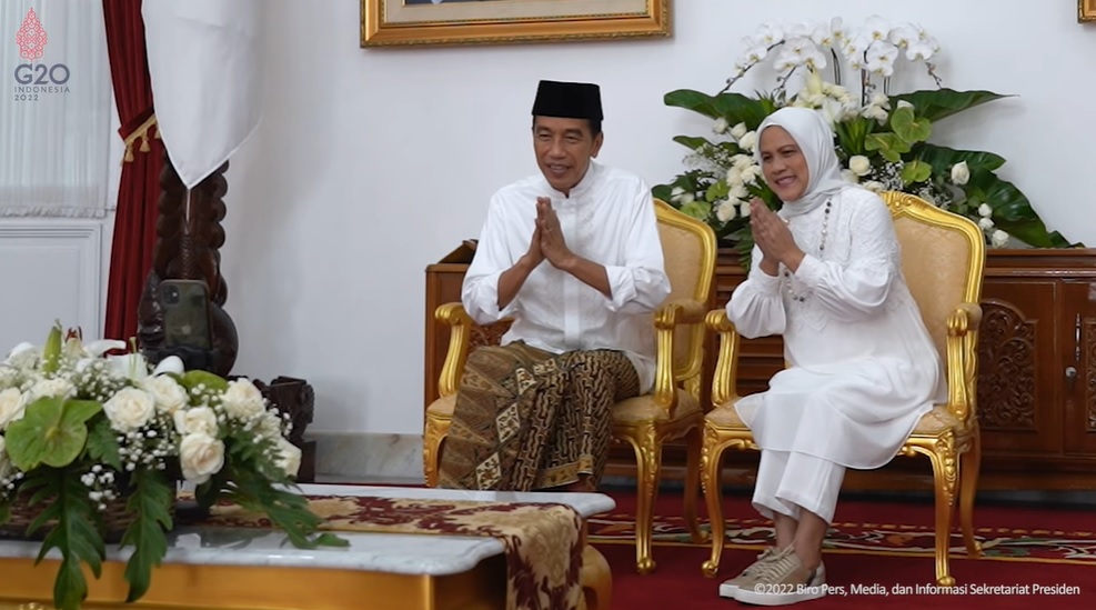 Presiden Joko Widodo dan Ibu Negara Iriana berhalal bihalal secara virtual dengan Wapres Ma'ruf Amin dan istri.