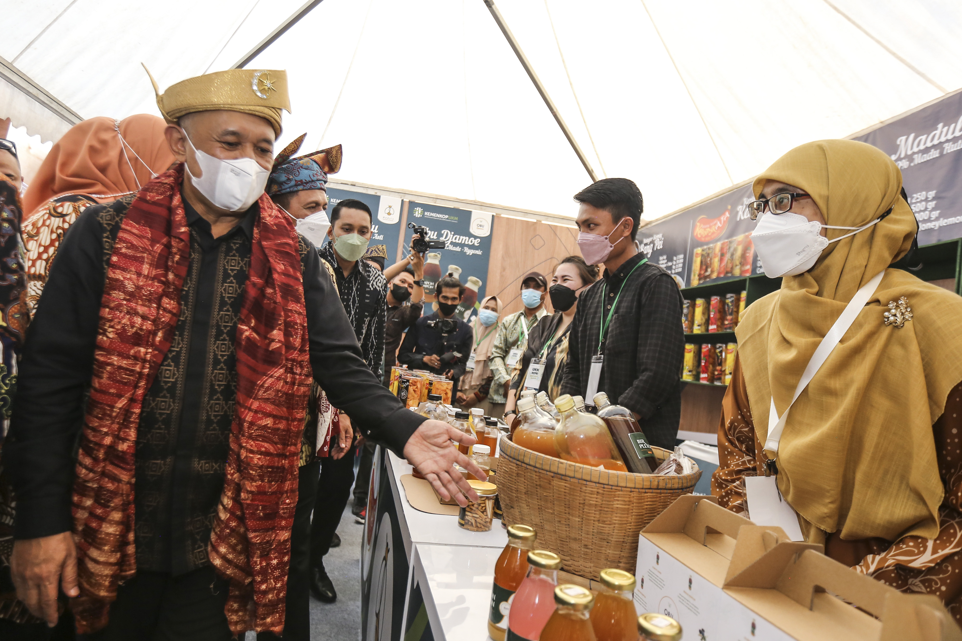 Mnekop UKM Teten Masduki (kiri) meninjau sejumlah UMKM saat pameran di Harbour Bay, Batam, Kepulauan Riau, Rabu (30/3).