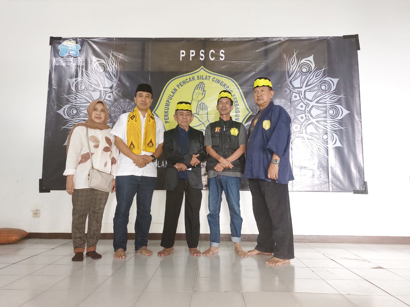 Guru besar Silat Cingrig Kebon Jeruk babe Sabeni Banteng (tengah), H Suharto, SH (baju putih) saat halal bihalal dan latihan bersama PPSCS, 