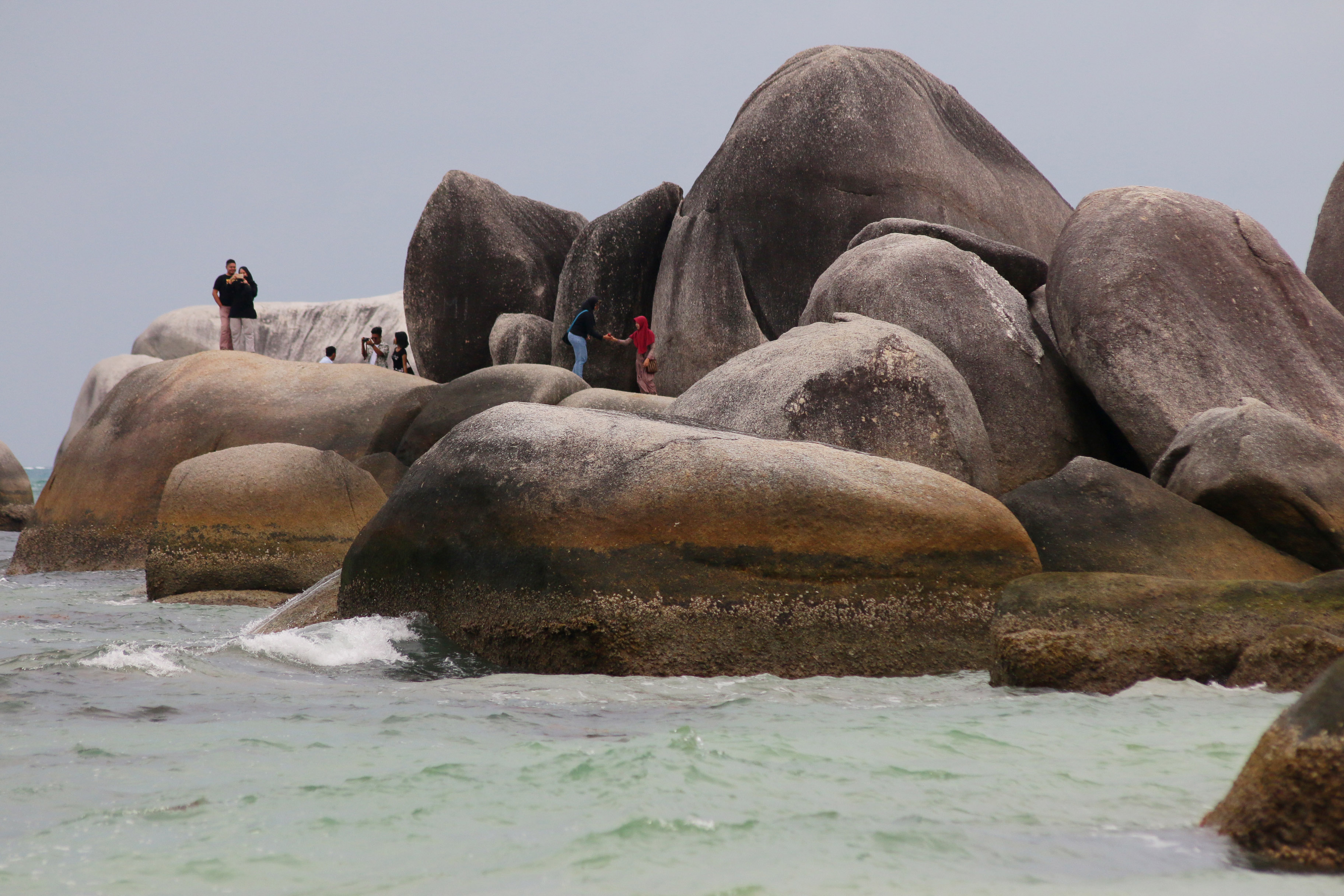 Wisatawan mengunjungi Pantai Tanjung Tinggi di Bangka Belitung.
