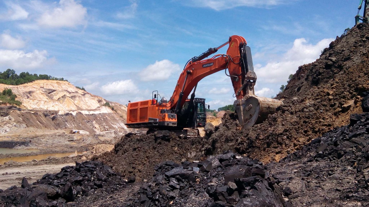 Alat berat beroperasi di lokasi tambang.