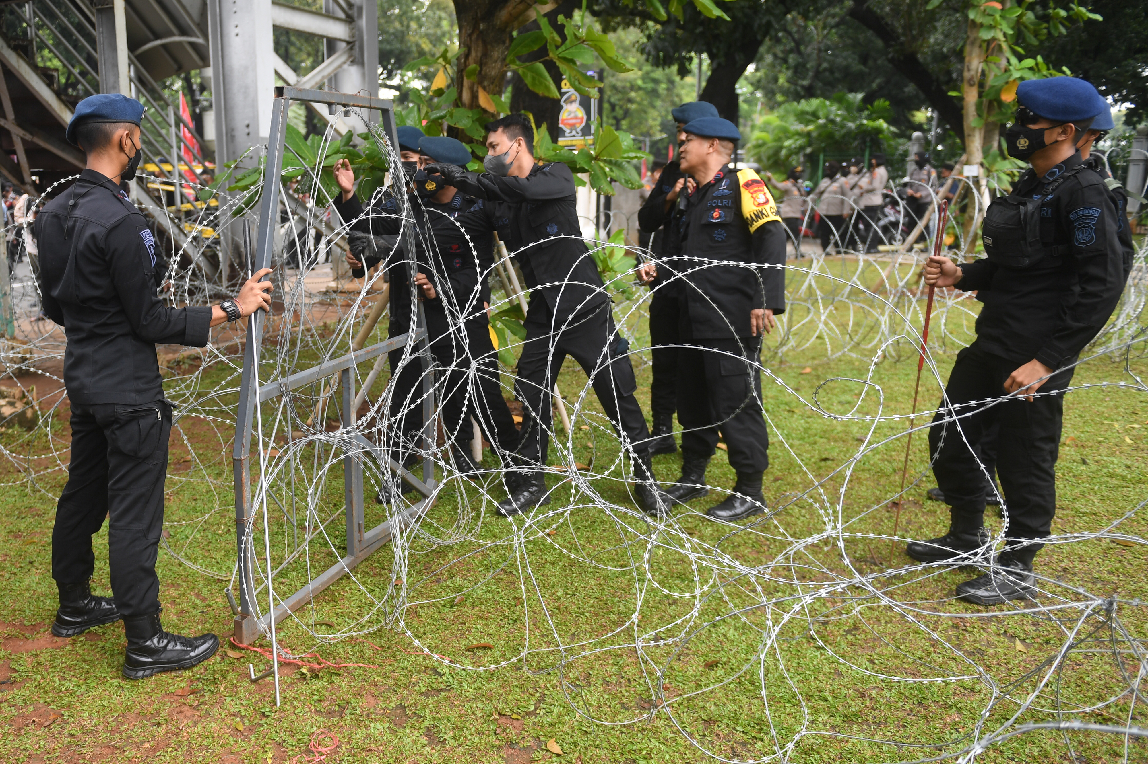 Polisi memasang kawat berduri untuk mengamankan aksi unjuk rasa may day (hari buruh) di kawasan Patung Kuda, Jakarta Pusat.