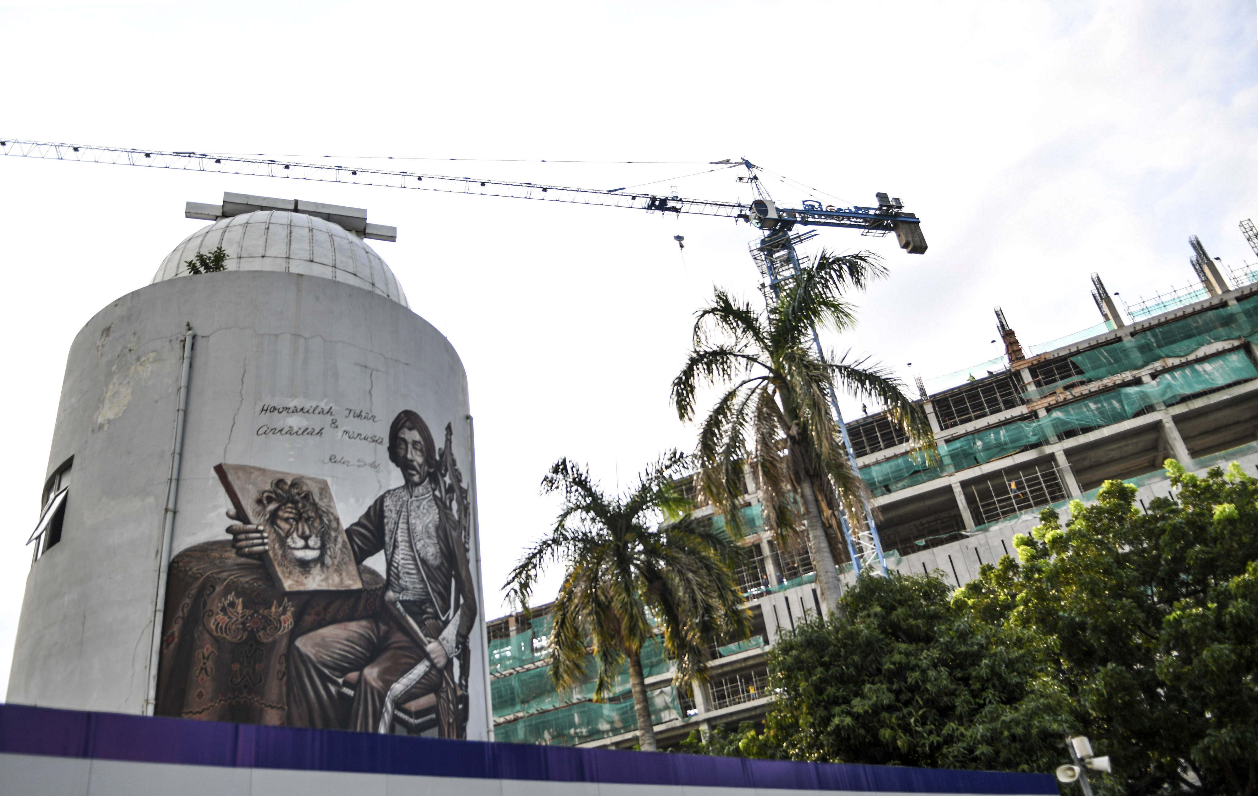 Pembangunan proyek revitalisasi Taman Ismail Marzuki (TIM), Cikini, Jakarta.