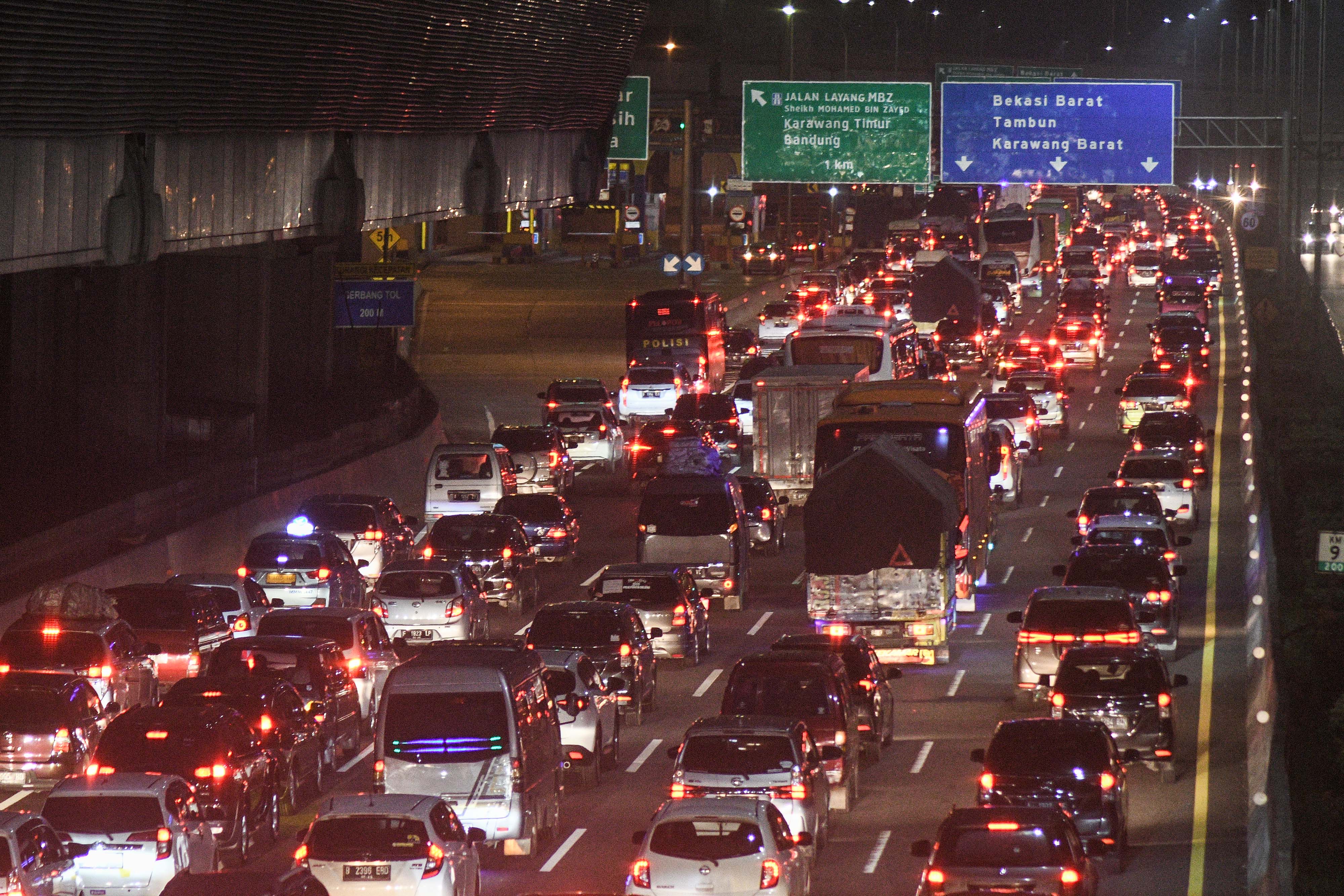Ilustrasi--Sejumlah kendaraan melintas di Tol Jakarta-Cikampek, Jatibening, Bekasi, Jawa Barat.