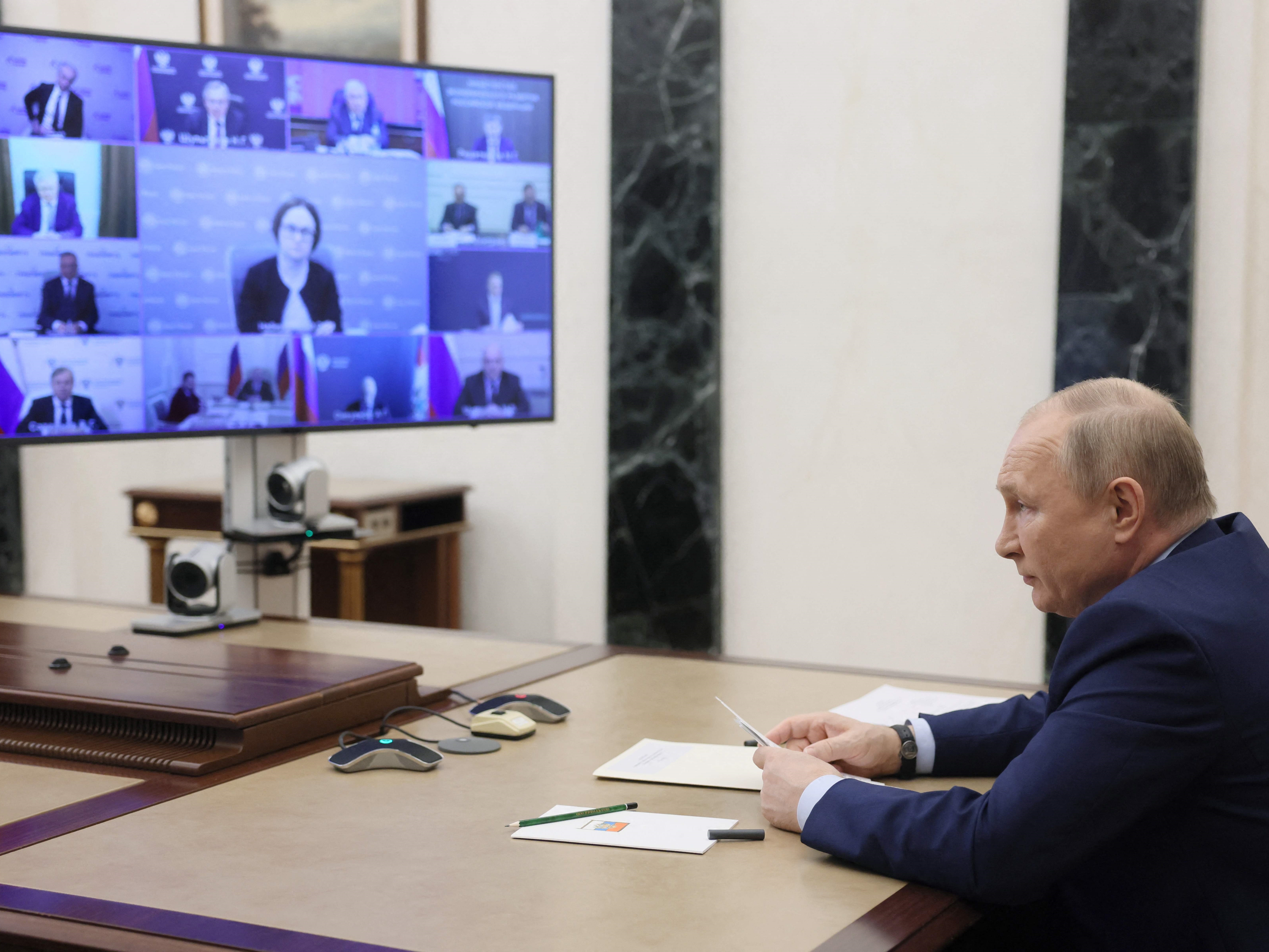 Presiden Rusia Vladimir Putin memimpin pertemuan tentang pengembangan industri minyak melalui tautan video di Moskow pada 17 Mei 2022.