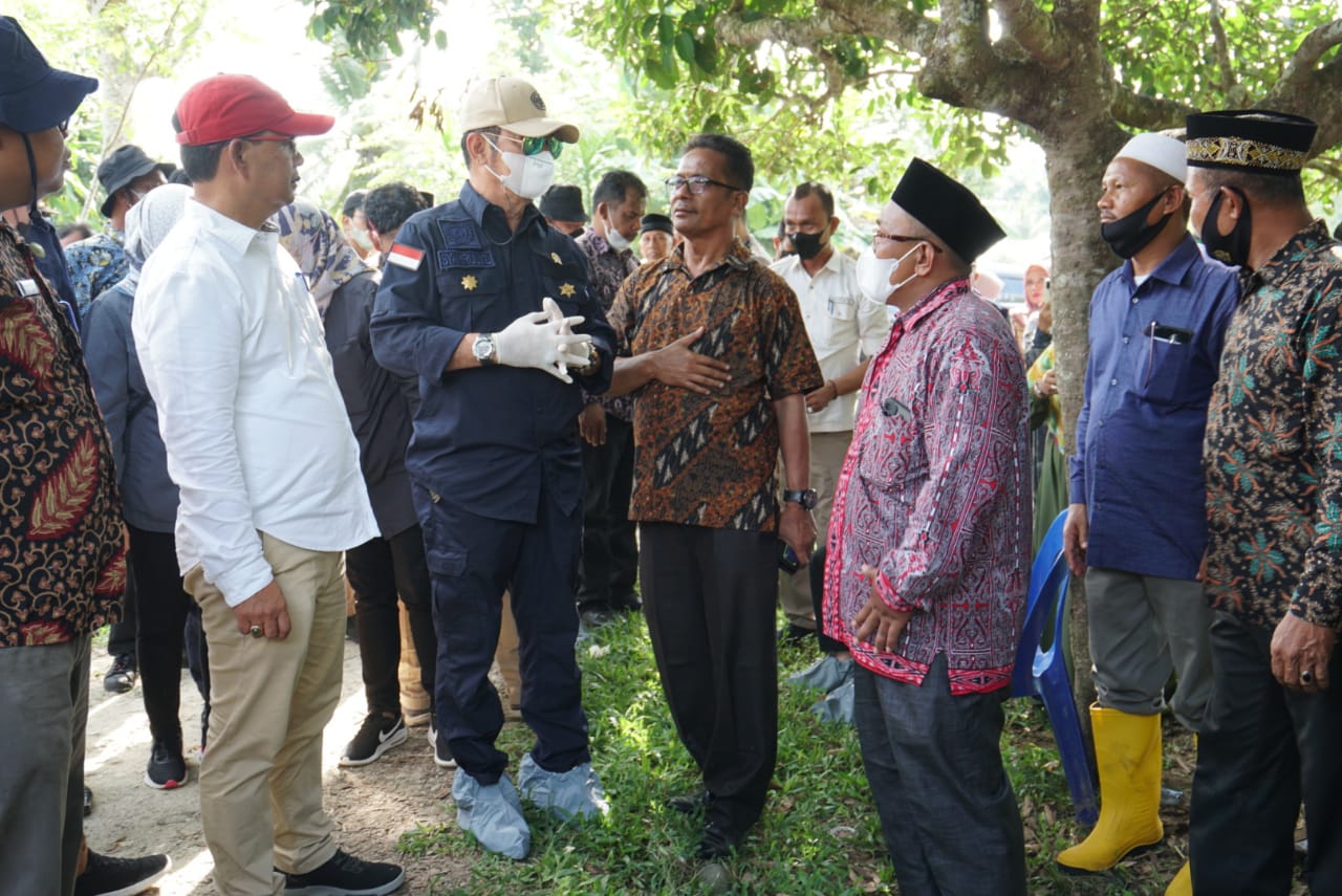 Mentan Syahrul Yasin Limpo berdialog dengan Bupati Aceh Tamiang, Mursil, terkait penanganan wabah penyakit mulut dan kuku di Aceh Tamiang.