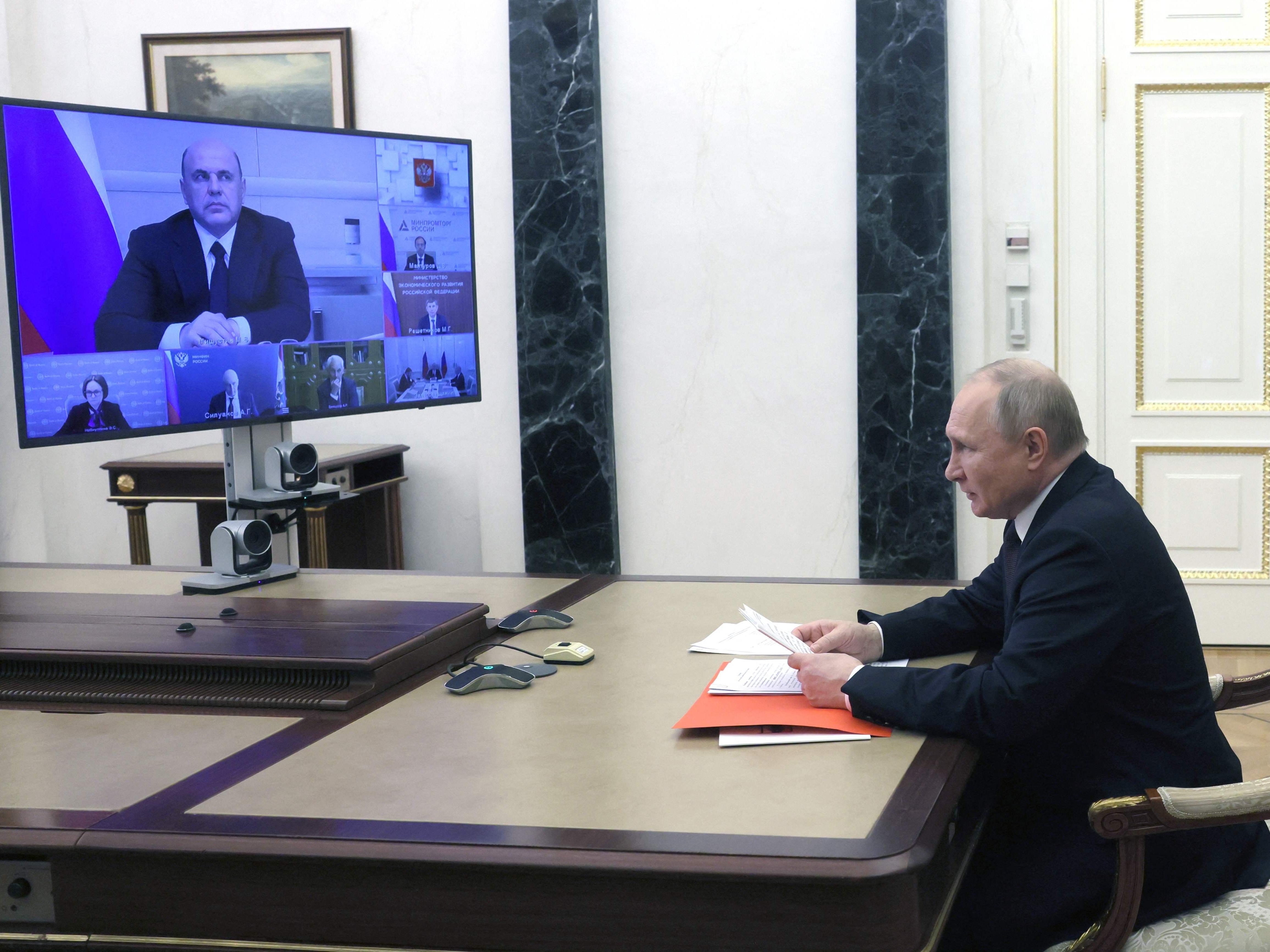 Presiden Rusia Vladimir Putin memimpin pertemuan tentang masalah ekonomi melalui tautan video di Moskow pada 12 Mei 2022.