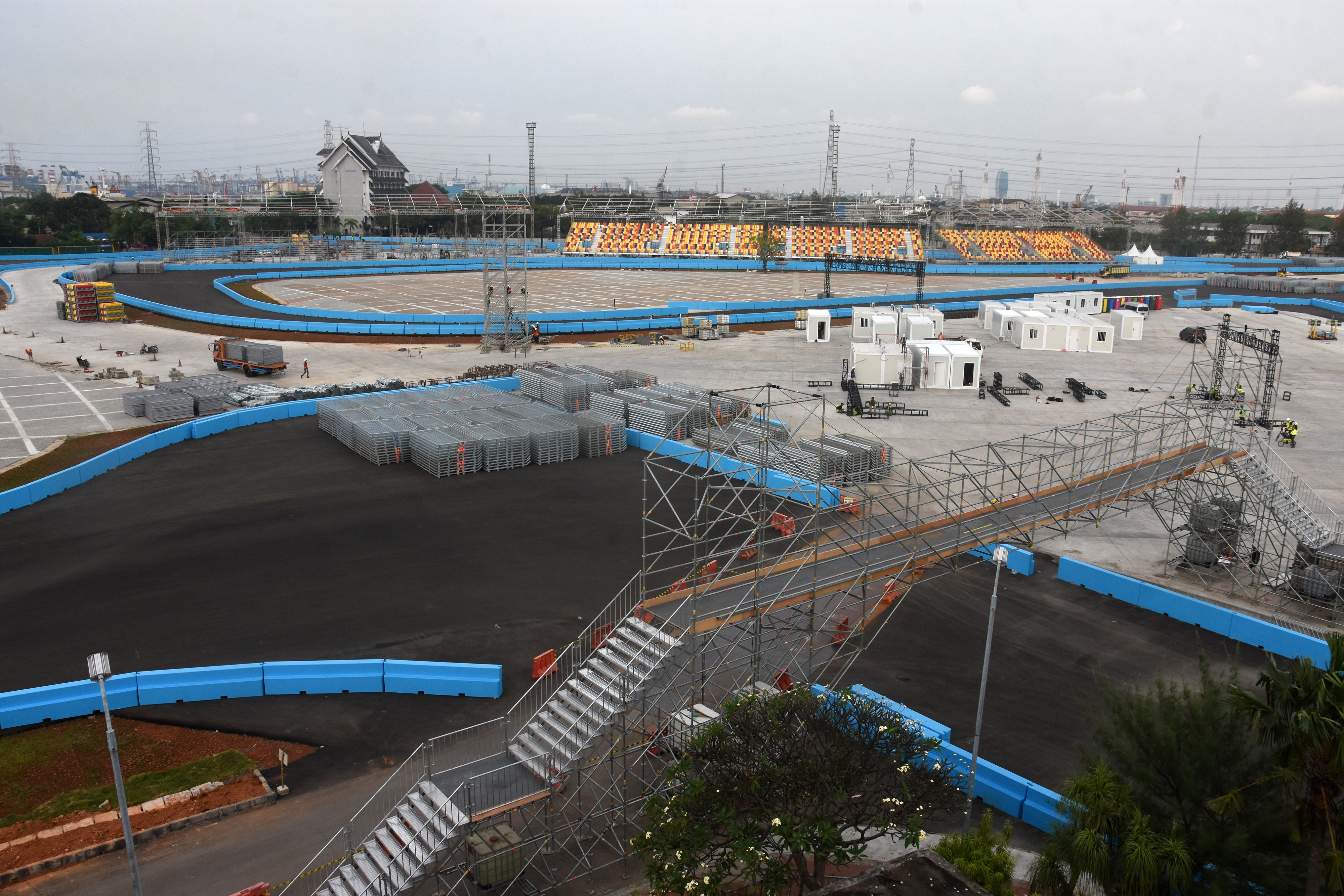 Suasana pembangunan Jakarta International E-Prix Circuit (JIEC) di kawasan Ancol, Jakarta.