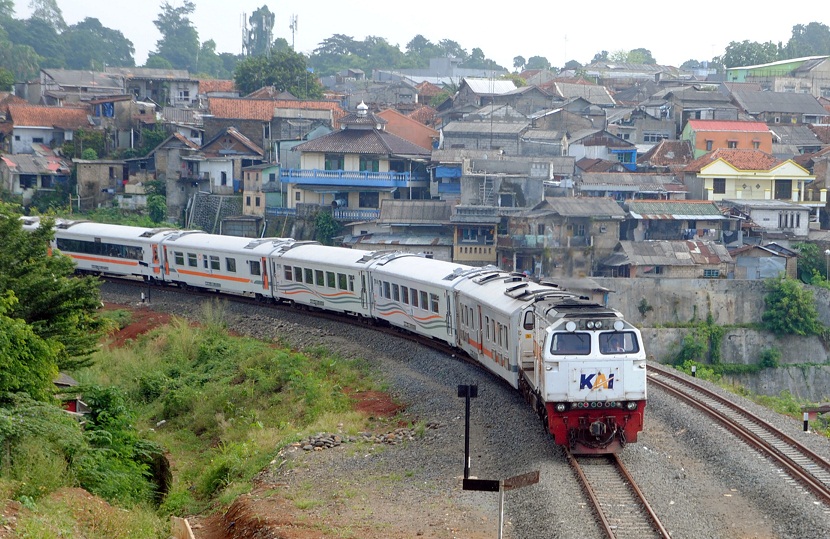 KA Pangrango jurusan Bogor-Sukabumi. 