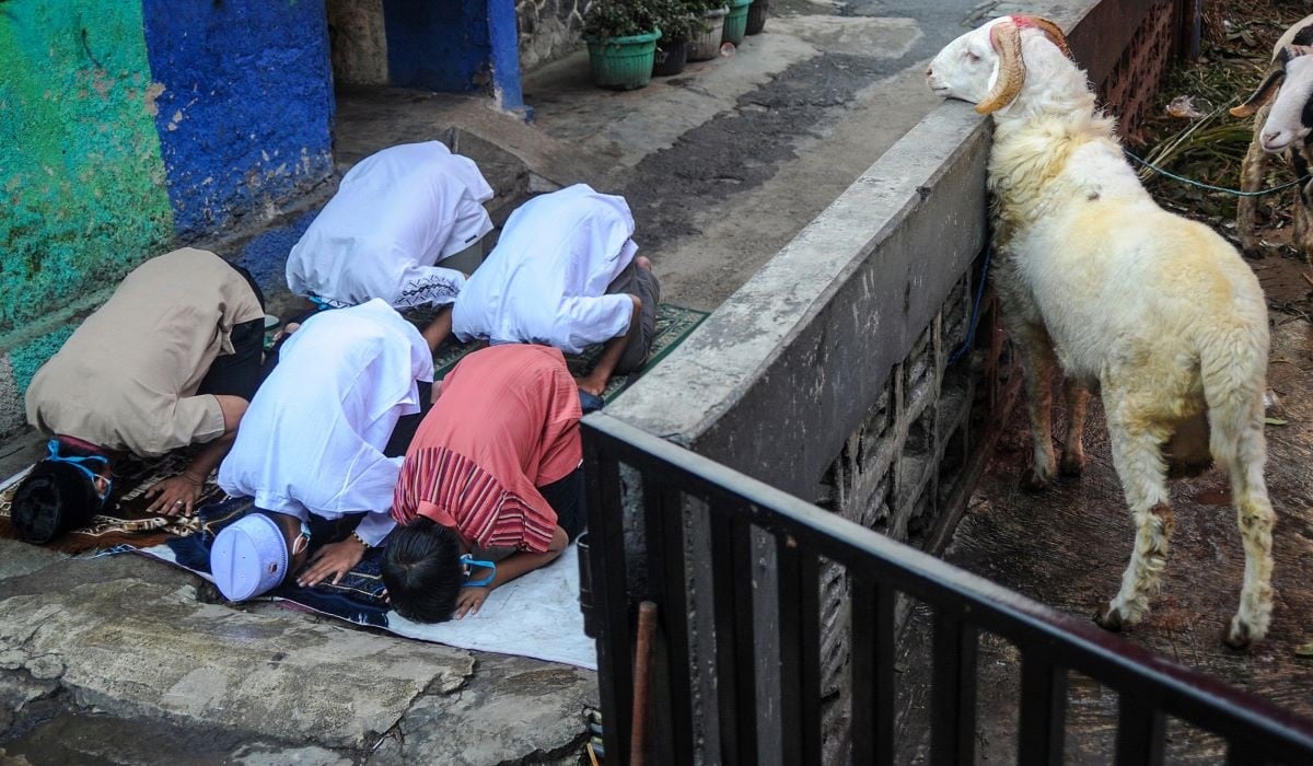 Warga melaksanakan salat Idul Adha di Astana Anyar, Bandung, Jawa Barat, Selasa (20/7/2021).