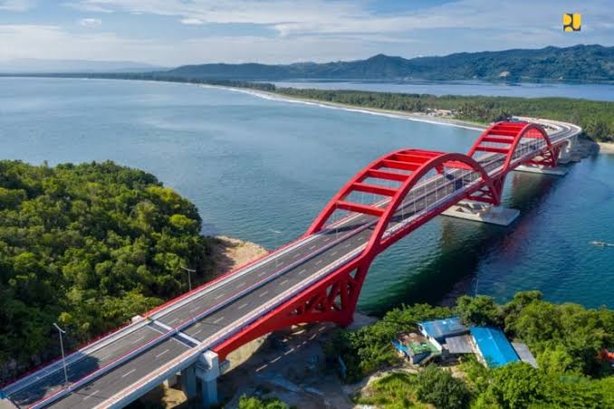 Jembatan merah ini memperlancar arus lalu lintas dan transportasi antar pulau di Papua.