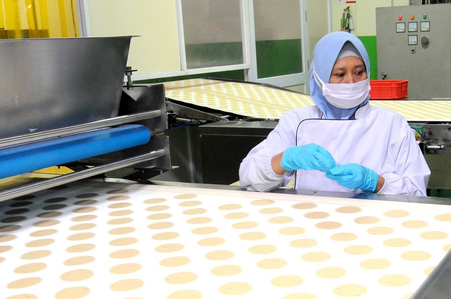 Pekerja tengah mengemas produk Tays