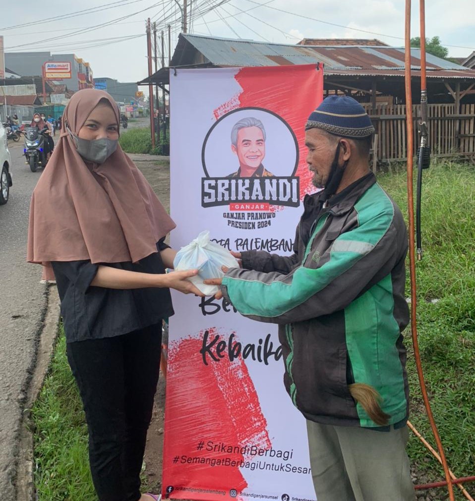 Relawan Srikandi Ganjar Sumsel menggelar aksi sosial membagikan paket sembako ke para UMKM di 26 Ilir, Kecamatan Ilir Barat, Palembang