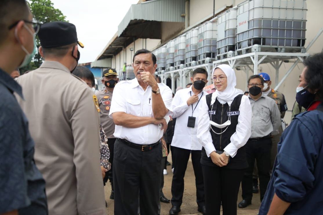 Menko Marves Luhut Binsar Panjaitan didampingi Bupati Purwakarta Anne Ratna Mustika meninjau distributor minyak goreng di Purwakarta.