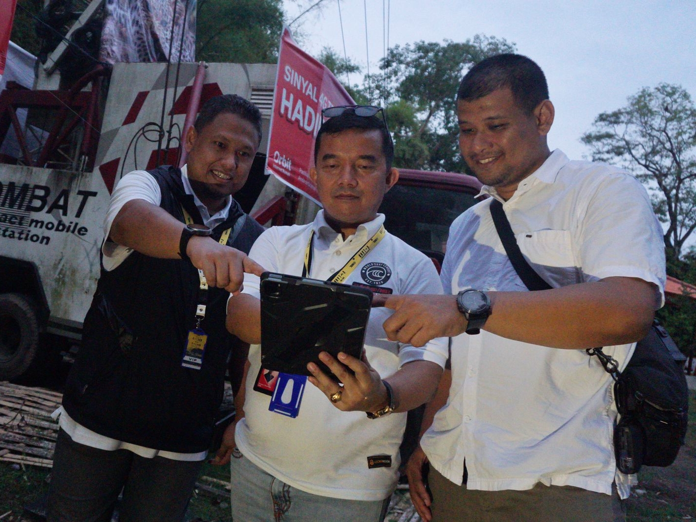 GM Network Service Assurance Telkomsel Jatim Permata Jaya Simarmata (tengah).