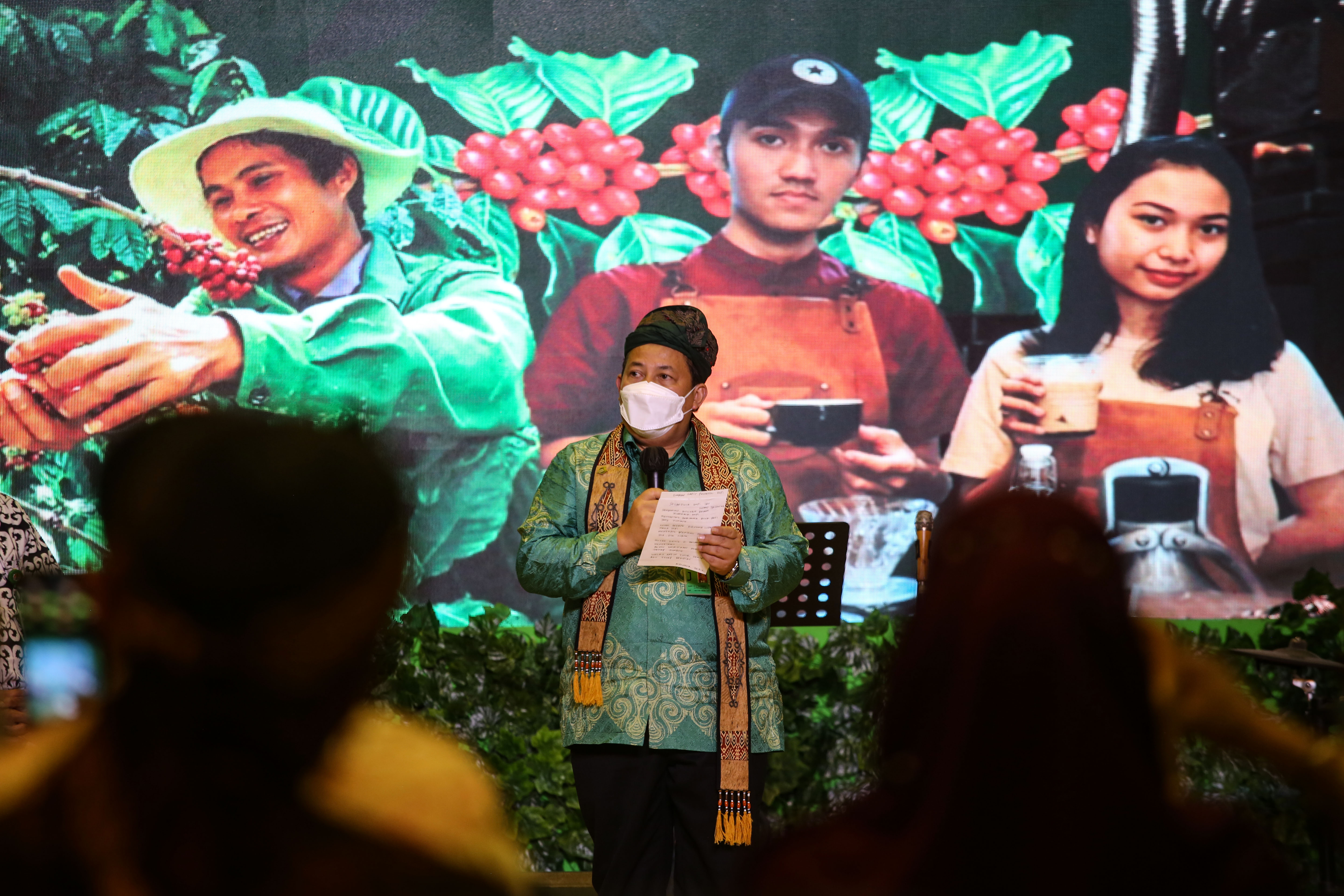 Dirjen Perhutanan Sosial dan Kemitraan Lingkungan KLHK Bambang Supriyanto (tengah)