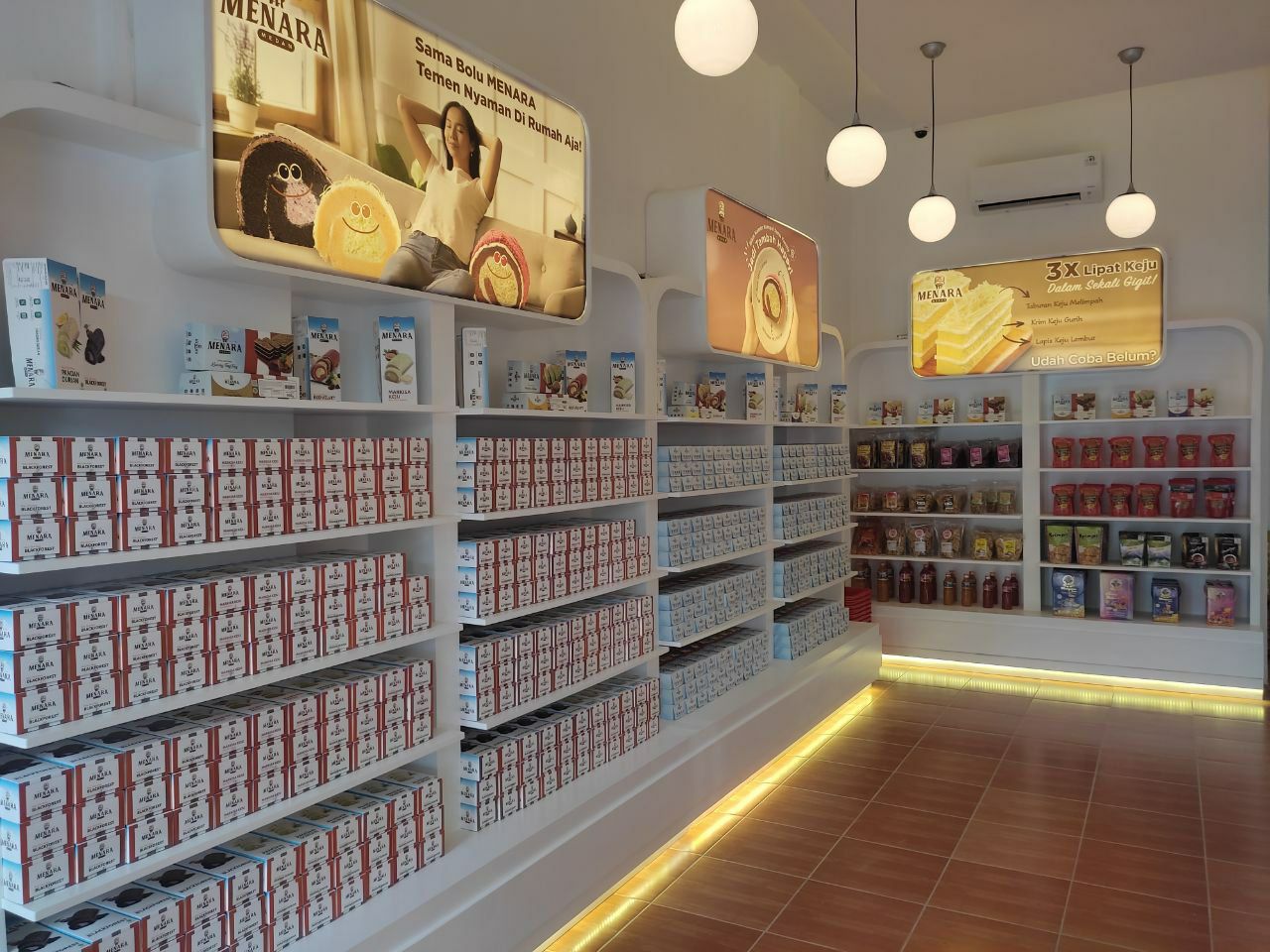 Suasana interior toko resmi kedua Bolu Stim Menara 