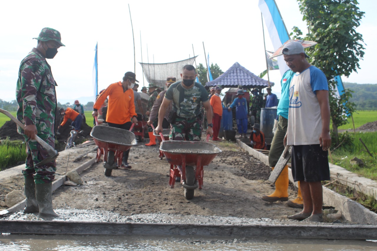 Komandan Kodim Klaten Letkol Inf Joni Eko Prasetyo mengangkat troli dalam program betonisasi