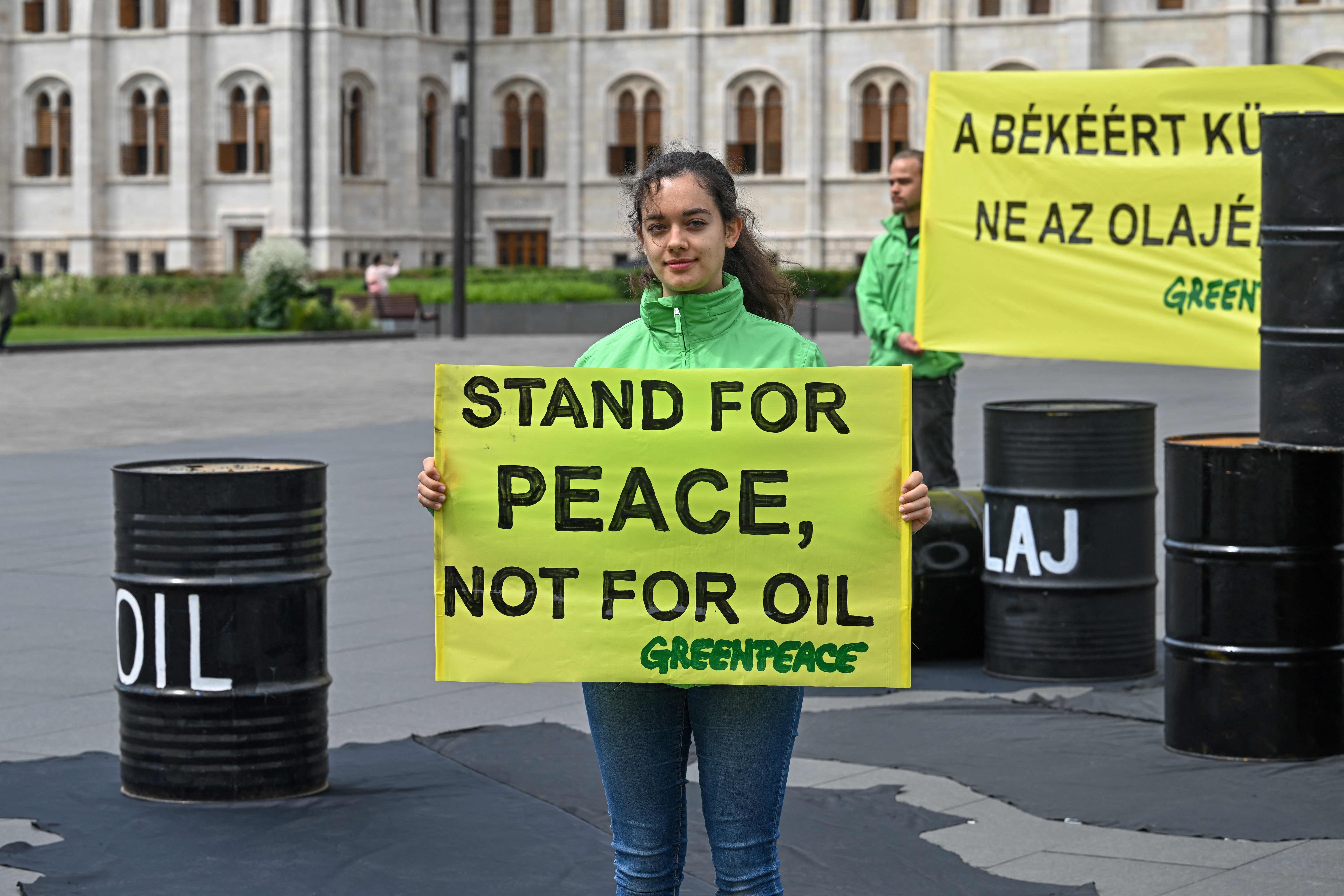 Aktivis Greenpeace mendesak pemerintah Hongaria untuk mendukung sanksi Uni Eropa terhadap ekspor minyak dari Rusia.