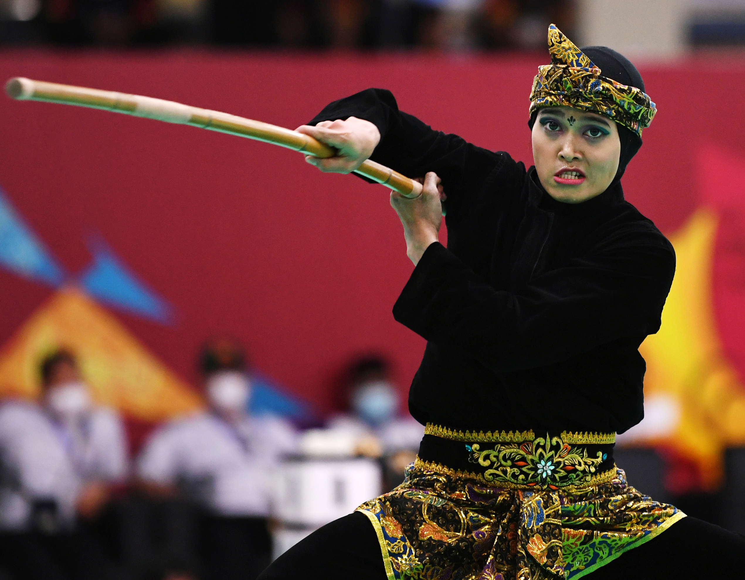 Seorang atlet pencak silat melakukan aksinya.