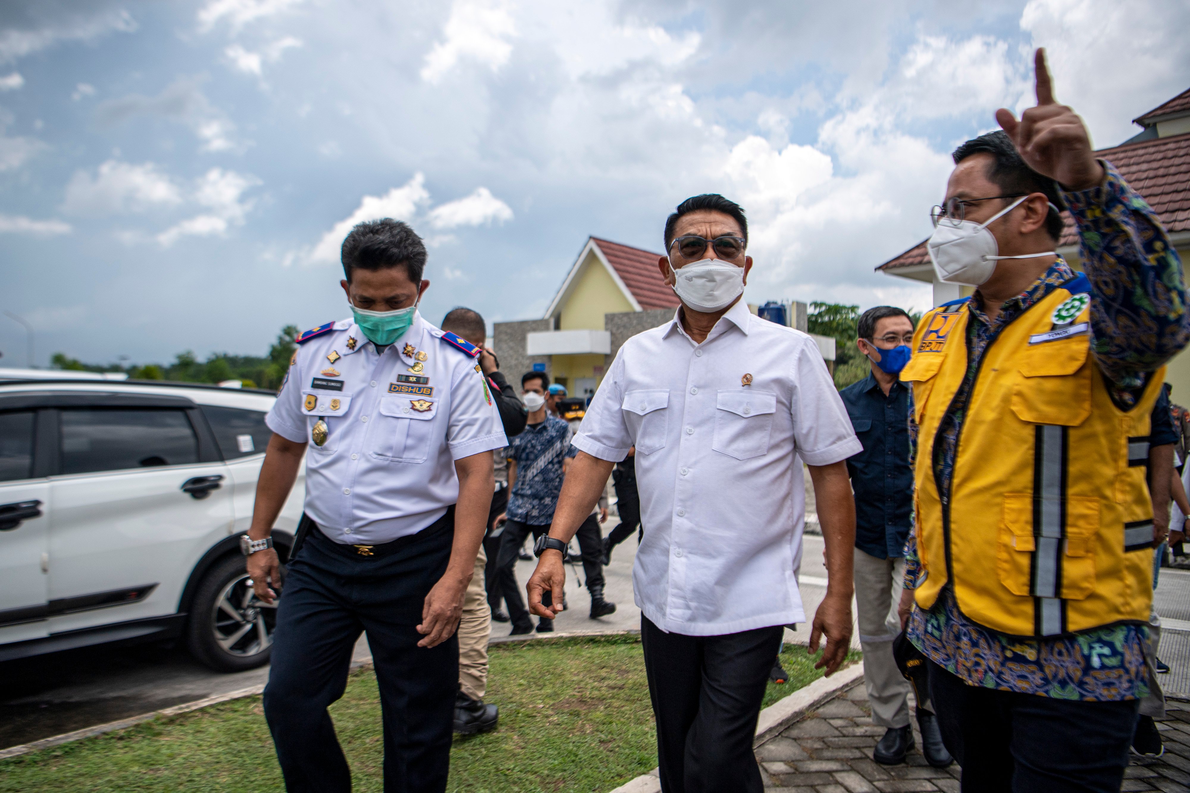 Kepala Staff Presiden Moeldoko (kedua kanan) meninjau rest area KM 234 Jalan Tol Trans Sumatera (JTTS).