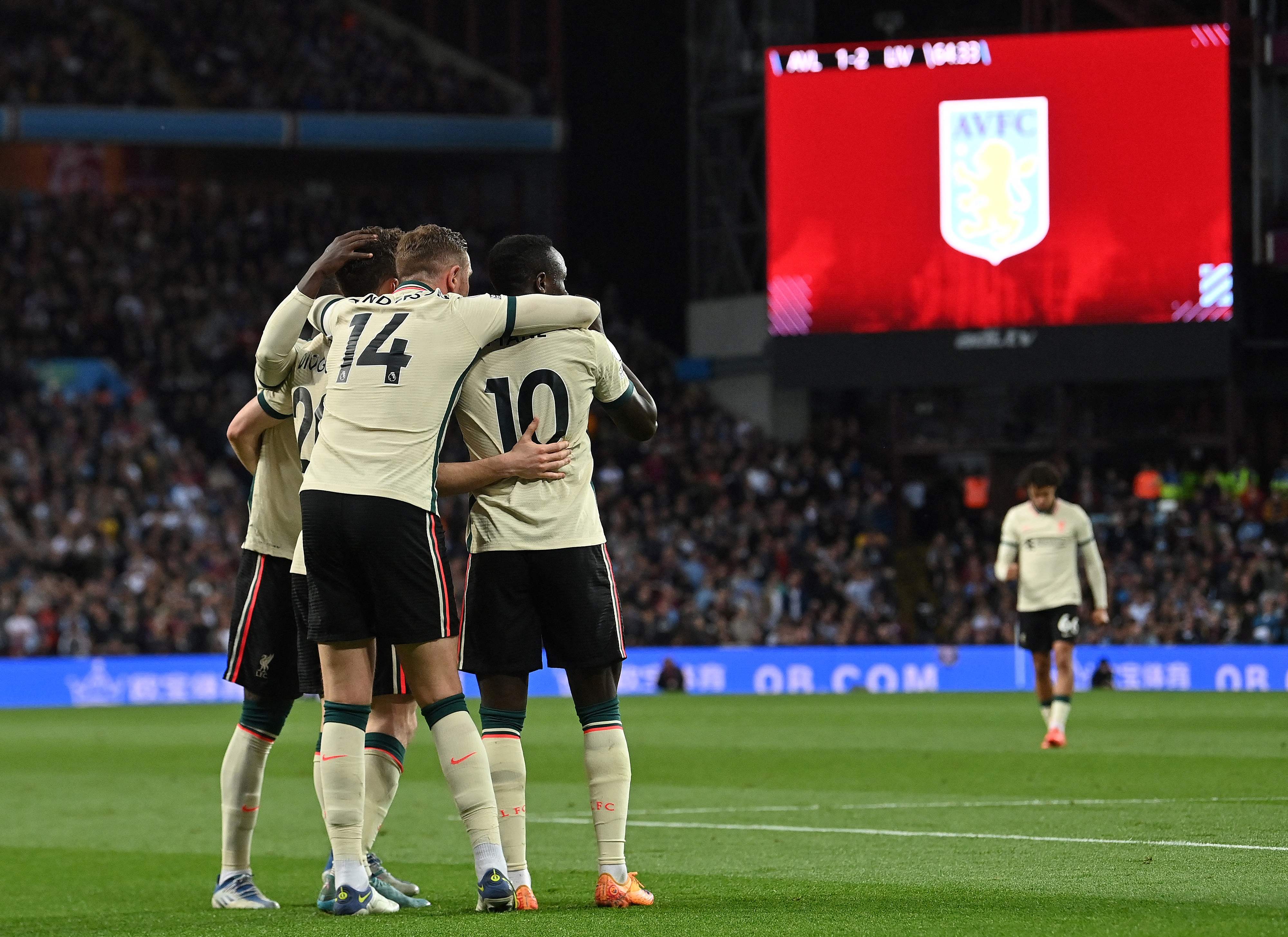 Striker Liverpool, Sadio Mane (tengah), berselebrasi setelah mencetak gol untuk timnya saat melawan Aston Villa.   
