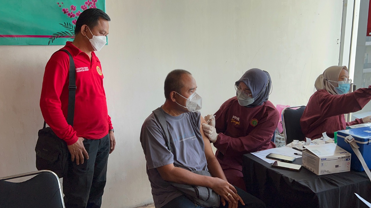 Kepala BIN Daerah (Kabinda) Banten, Brigjen Pol Hilman saat meninjau pelaksanaan vaksinasi covid-19 di Serang, Kamis (19/5)