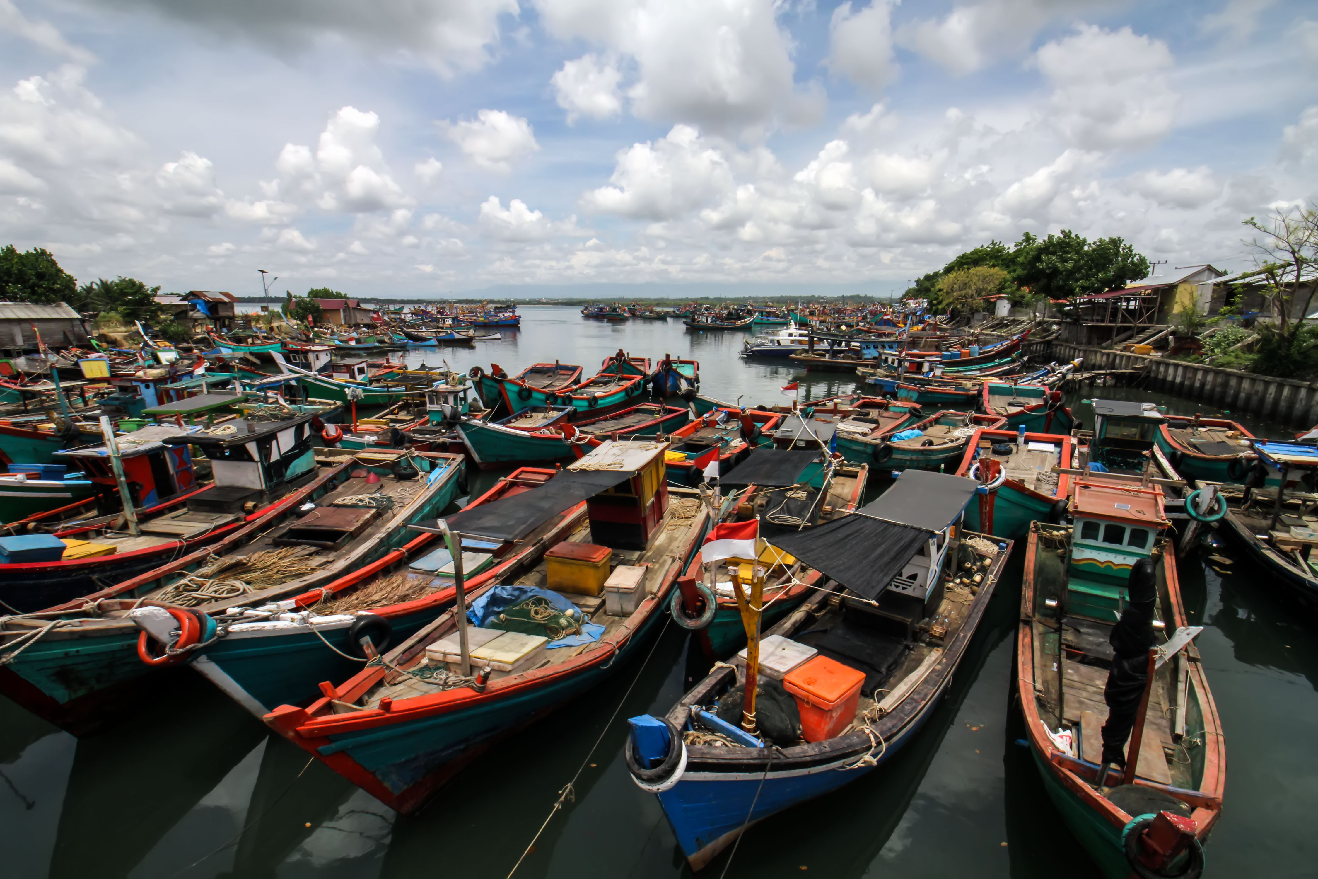 Kapal nelayan bersandar di TPI Pusong, Lhokseumawe, dikarenakan banyak yang mudik Lebaran.