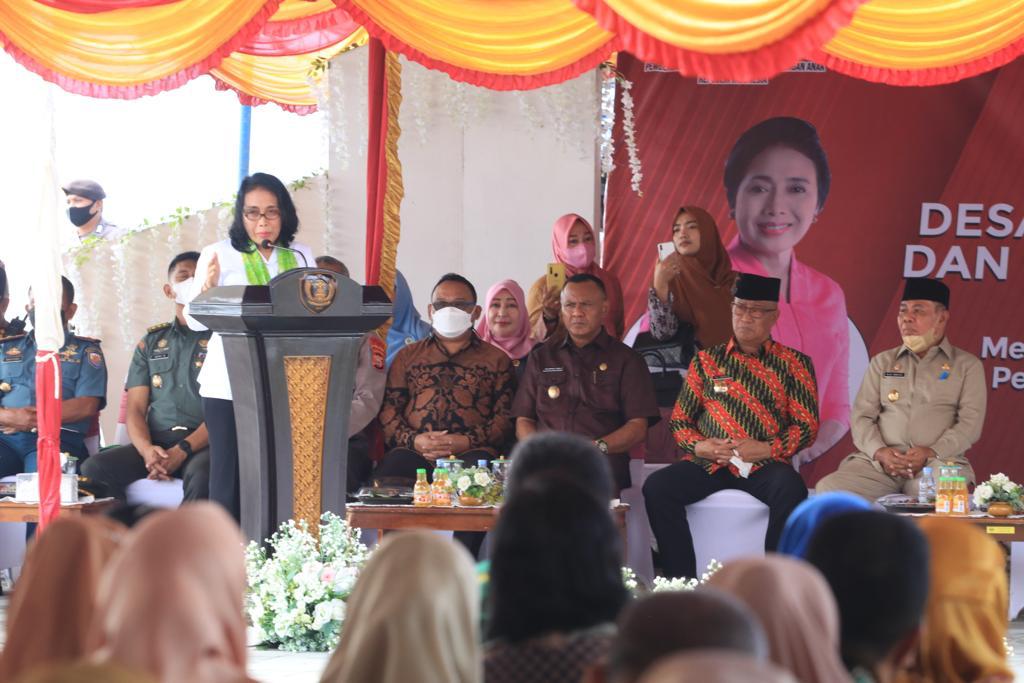 Menteri PPPA Bintang Puspayoga dalam deklarasi Desa Ramah Perempuan dan Peduli Anak di Tidore, Maluku Utara, Kamis (19/5/2022).