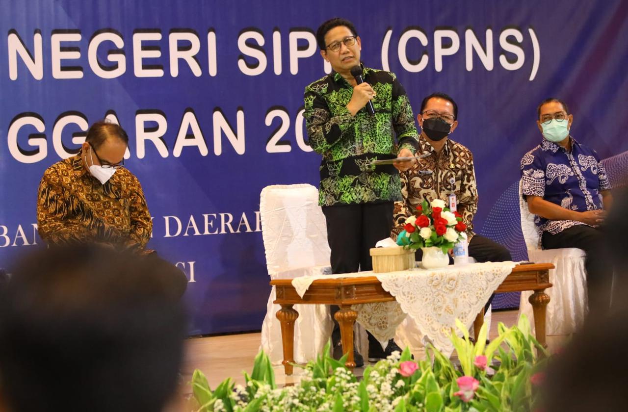  Mendes PDTT Abdul Halim Iskandar saat memberikan arahan dalam pembekalan dan orientasi CPNS diKantor Kemendes PDTT, Jakarta, Kamis (12/5).