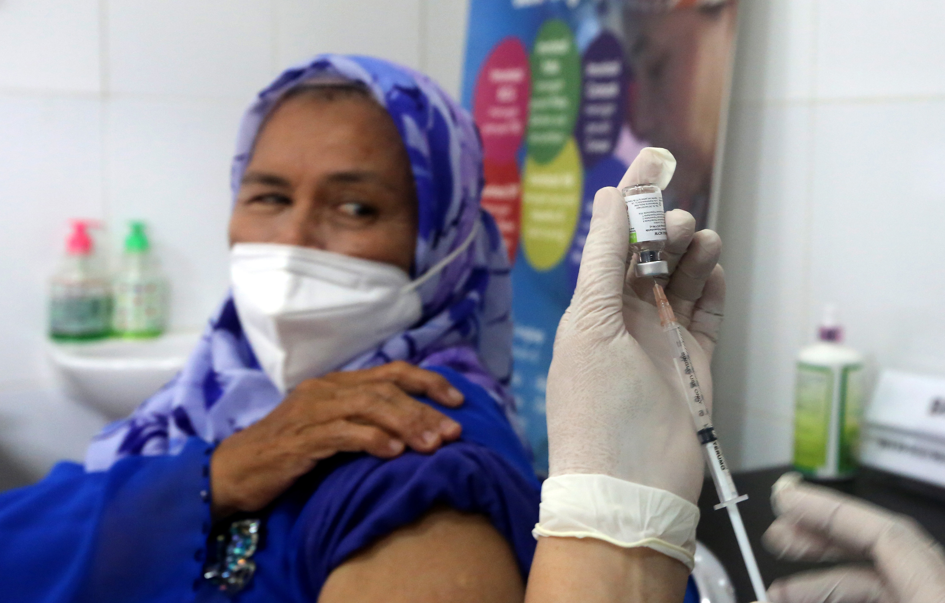 Petugas Puskesmas Kopelma mempersiapkan vaksin meningitis untuk calon jemaah haji di Darussalam, Banda Aceh, Aceh, Selasa (10/5/2022)