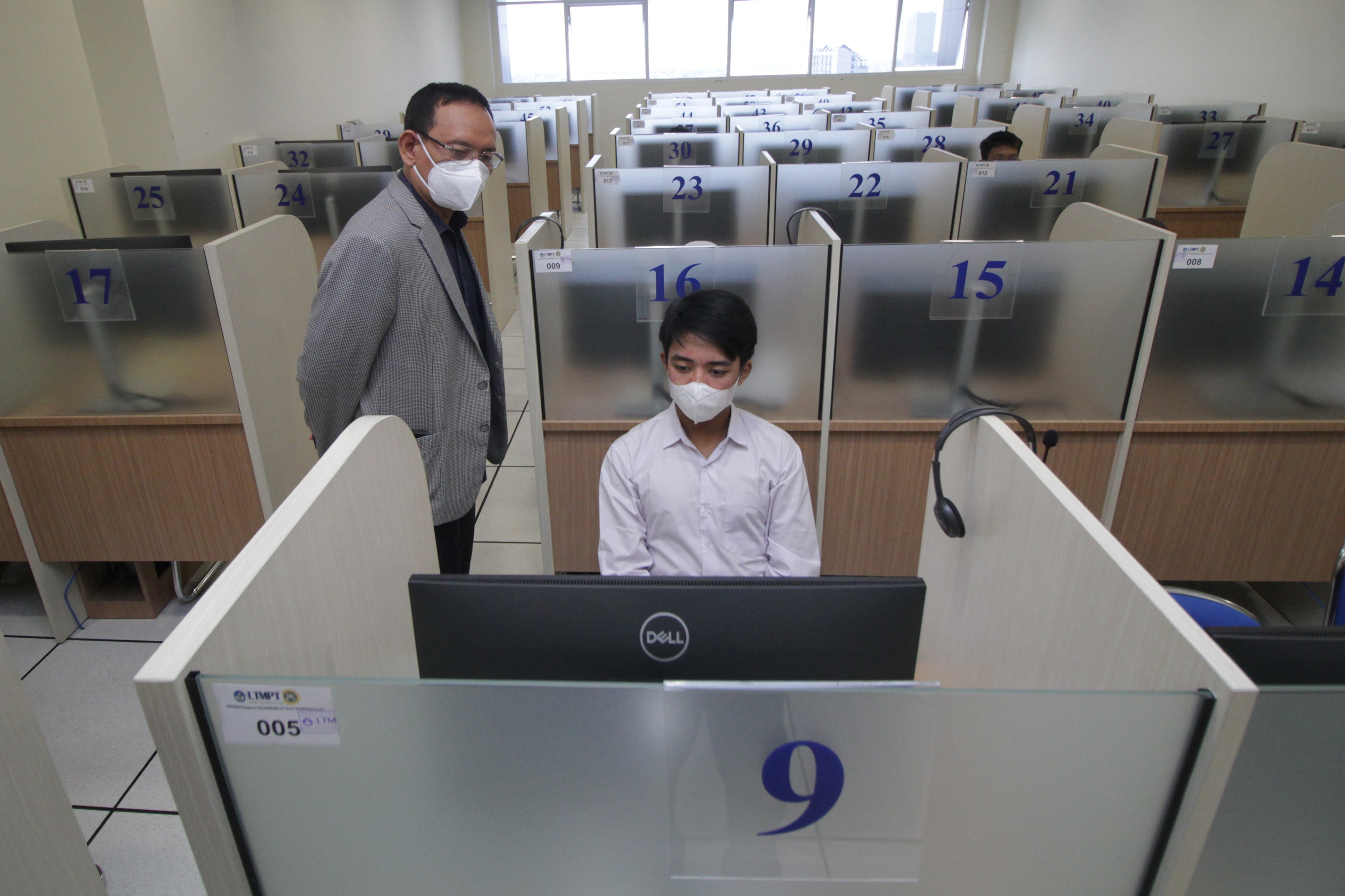 Rektor Universitas Airlangga Mohammad Nasih (kiri) meninjau pelaksanaan UTBK-SBMPTN di Gedung Kuliah Bersama Unair, Surabaya, Selasa (17/5).