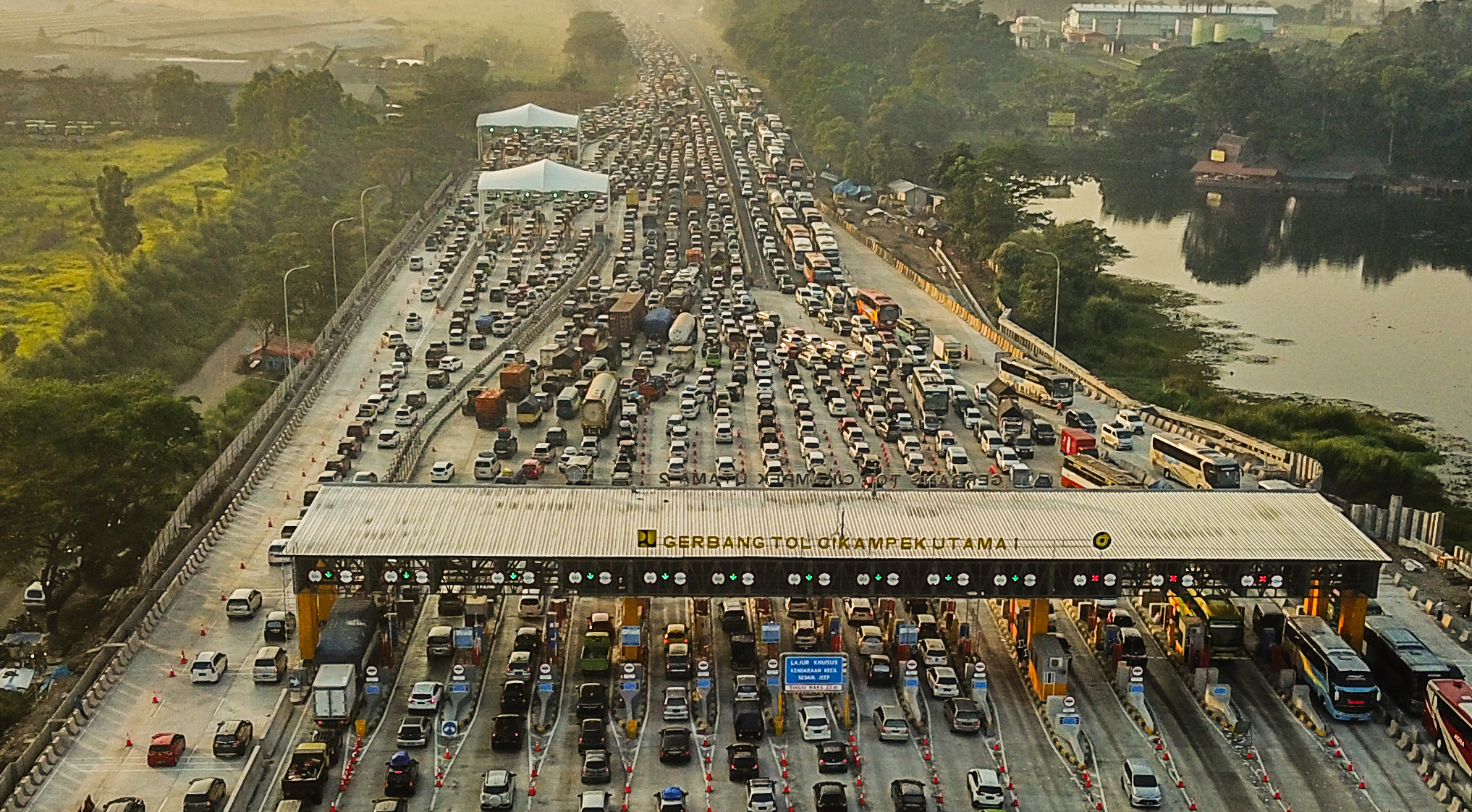 Kepadatan di Jalan Tol Jakarta - Cikampek saat arus mudik lebaran 2022