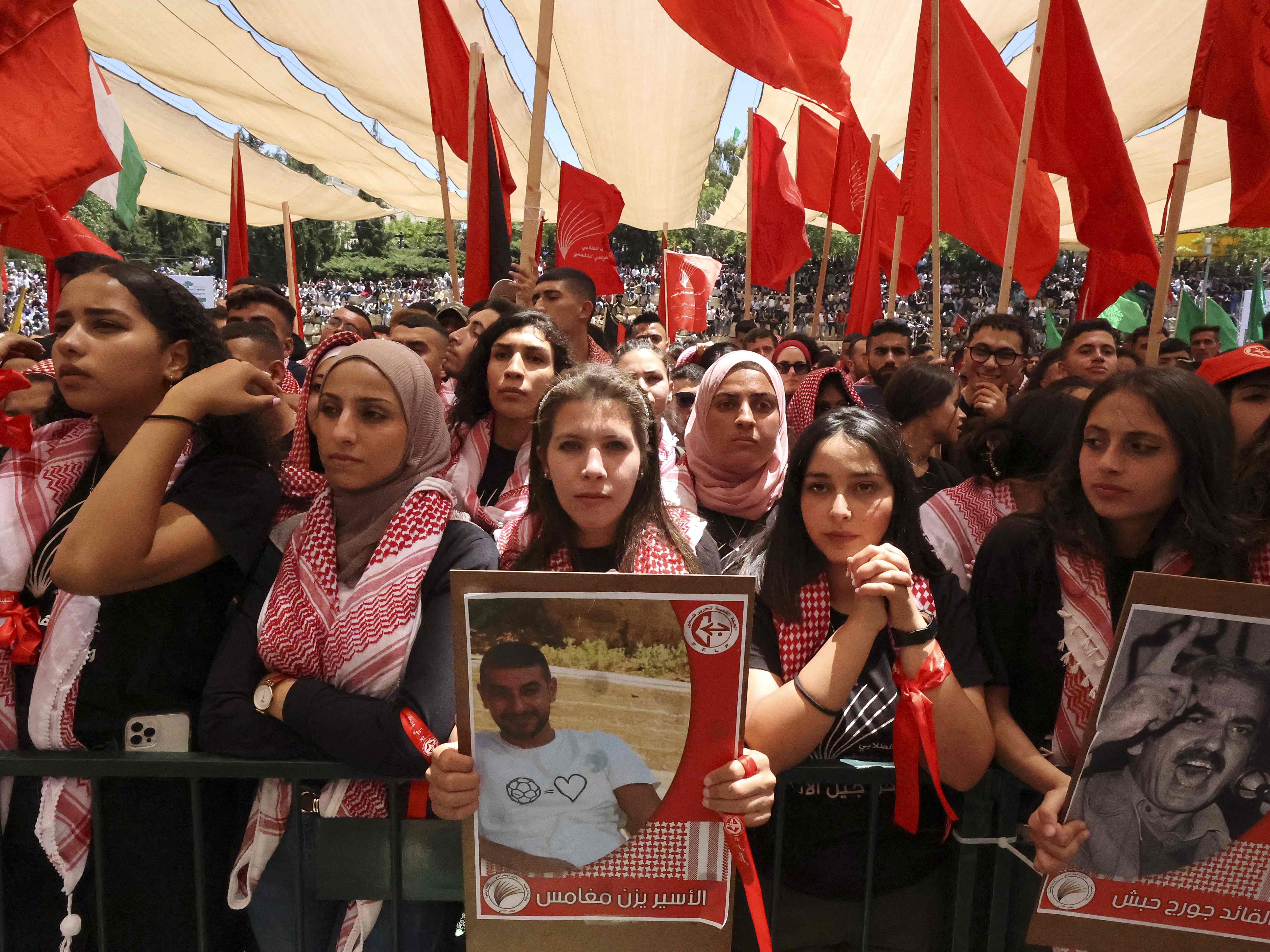 Mahasiswa Palestina yang mendukung Front Populer untuk Pembebasan Palestina (PFLP) mengibarkan bendera gerakan, Selasa (17/5).