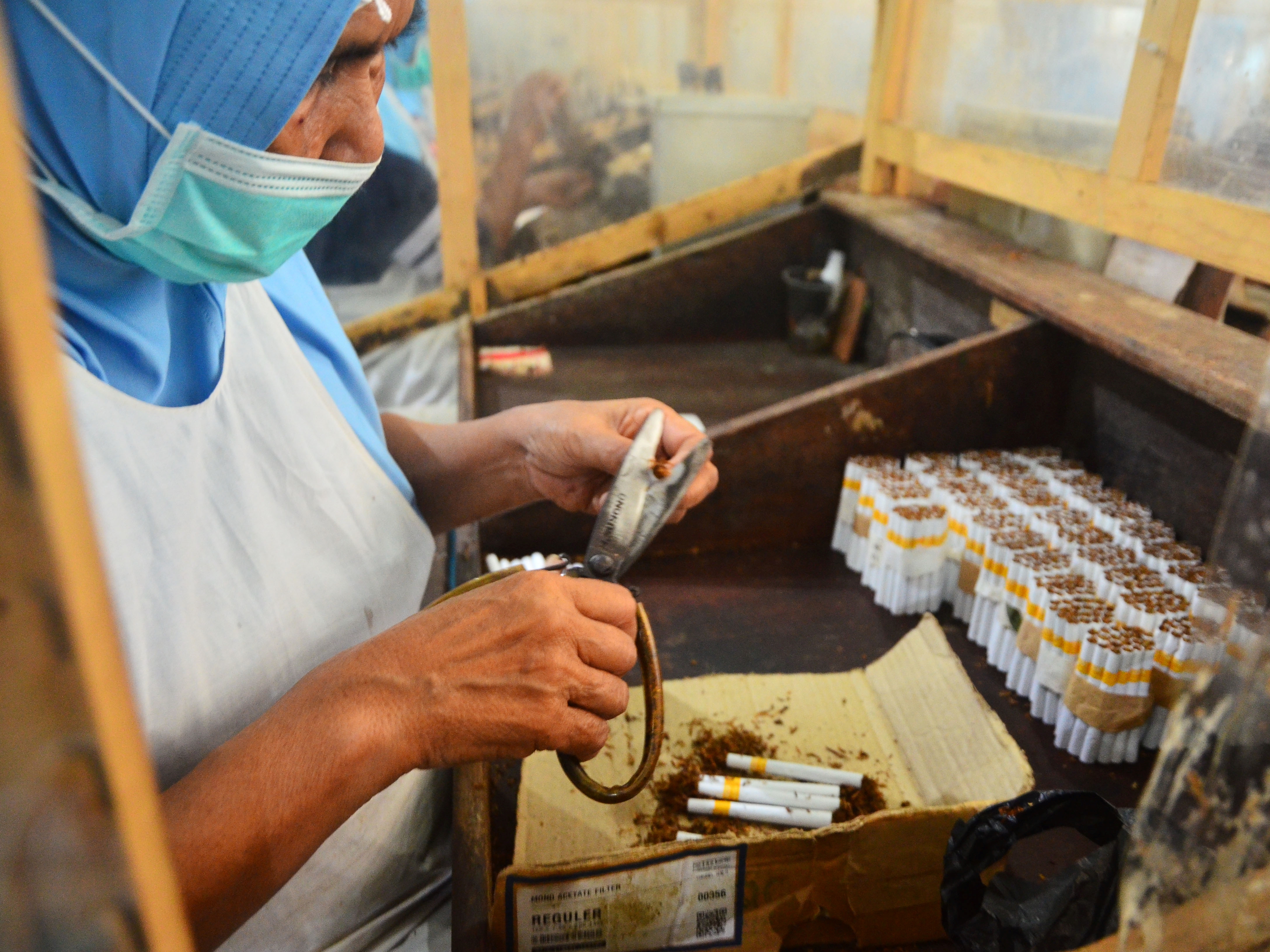 Buruh merapikan rokok sigaret kretek tangan (SKT) di Kudus, Jawa Tengah, Sabtu (5/3/2022).