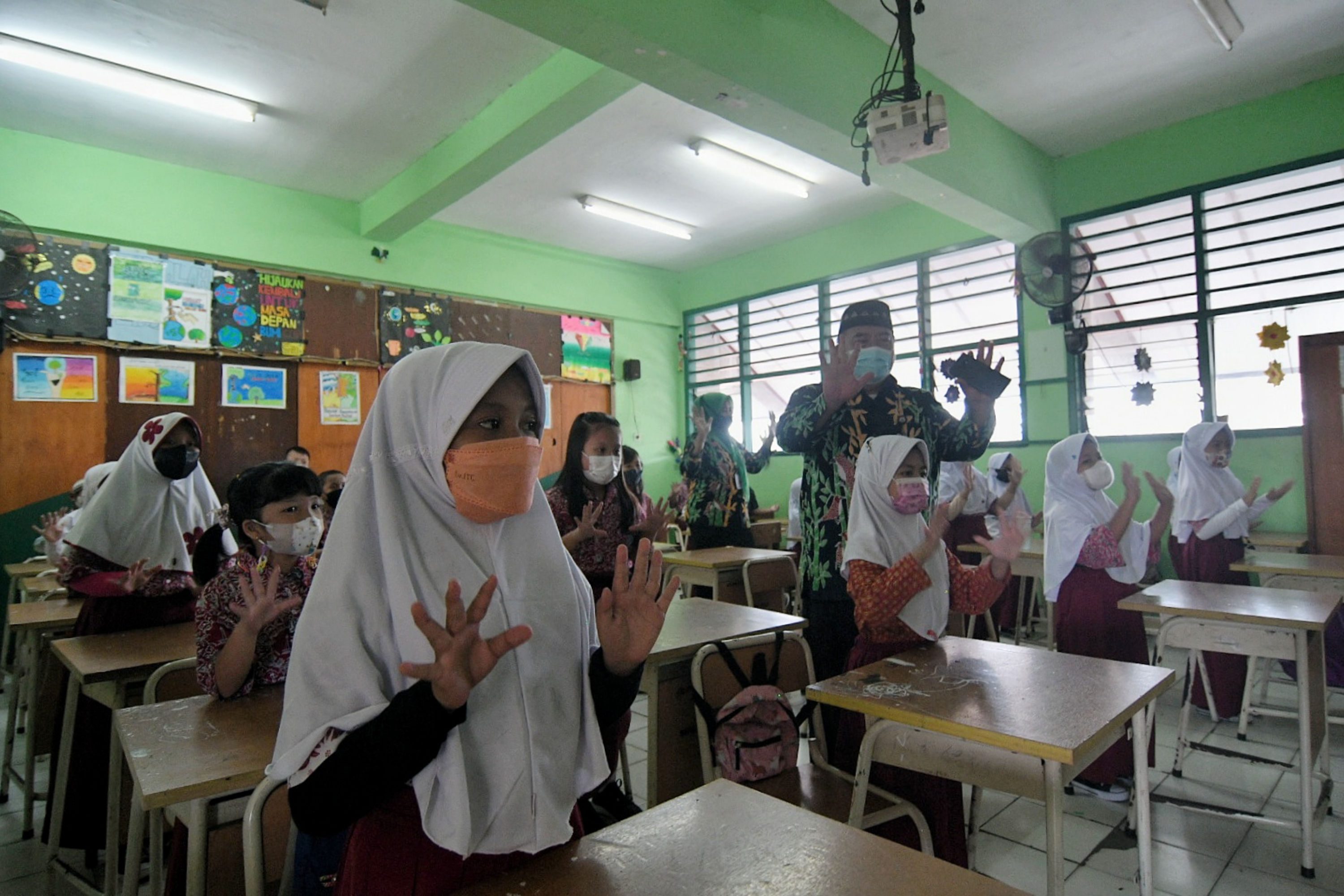 Sejumlah siswa kembali masuk sekolah usai libur lebaran 2022 di SDN Kelapa Dua Wetan 02, Jakarta, Kamis (12/5).