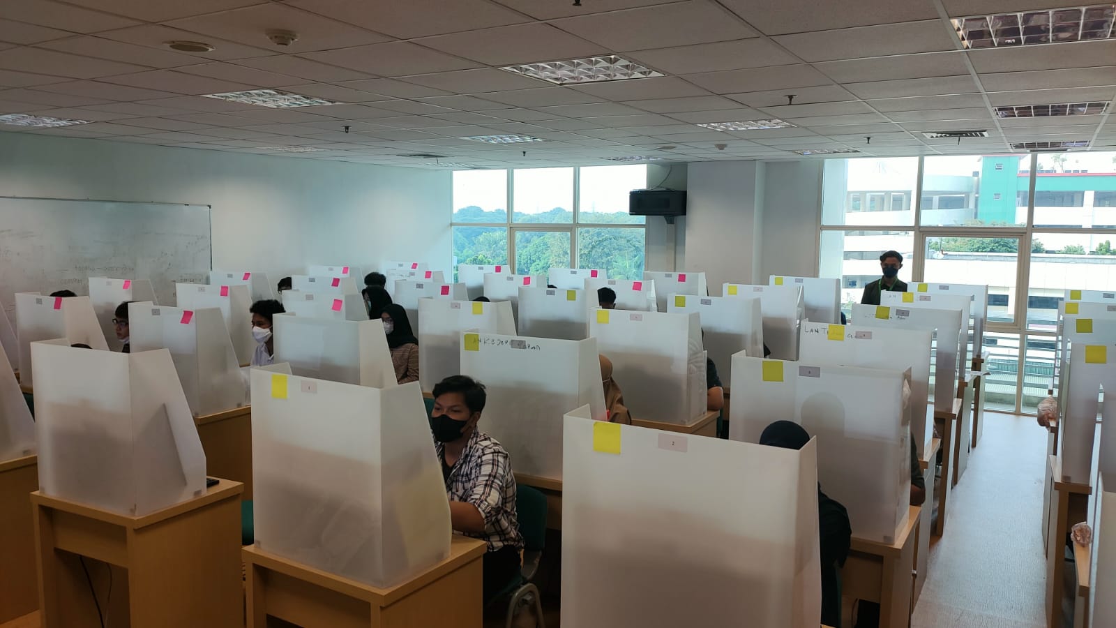 Peserta UTBK-SBMPTN di Pusat UTBK Universitas Negeri Jakarta (UNJ), Jakarta, Selasa (17/5/2022)