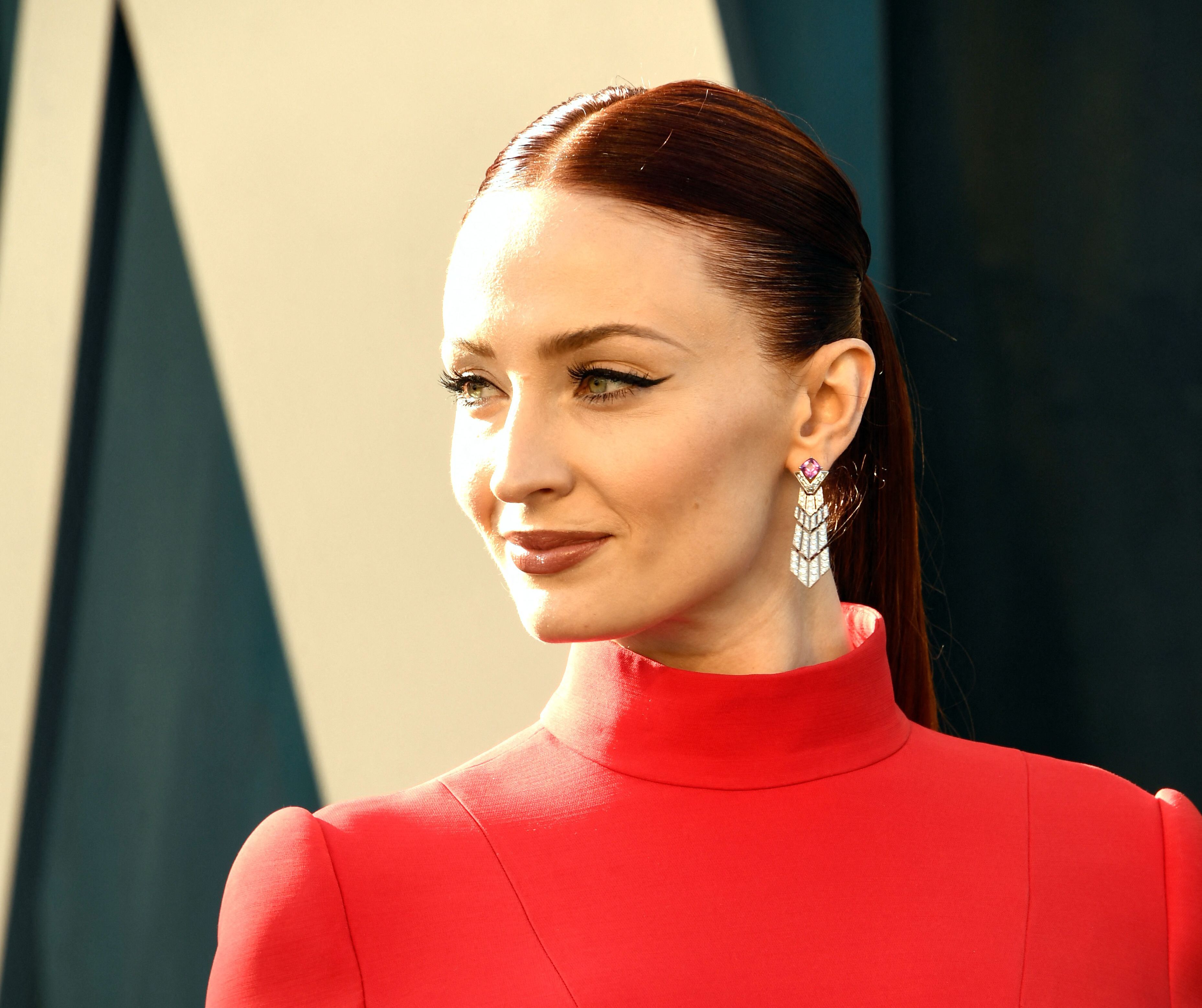 Aktris Sophie Turner saat menghadiri Vanity Fair Oscar Party di Beverly Hills, California, Minggu (27/3/2022). 