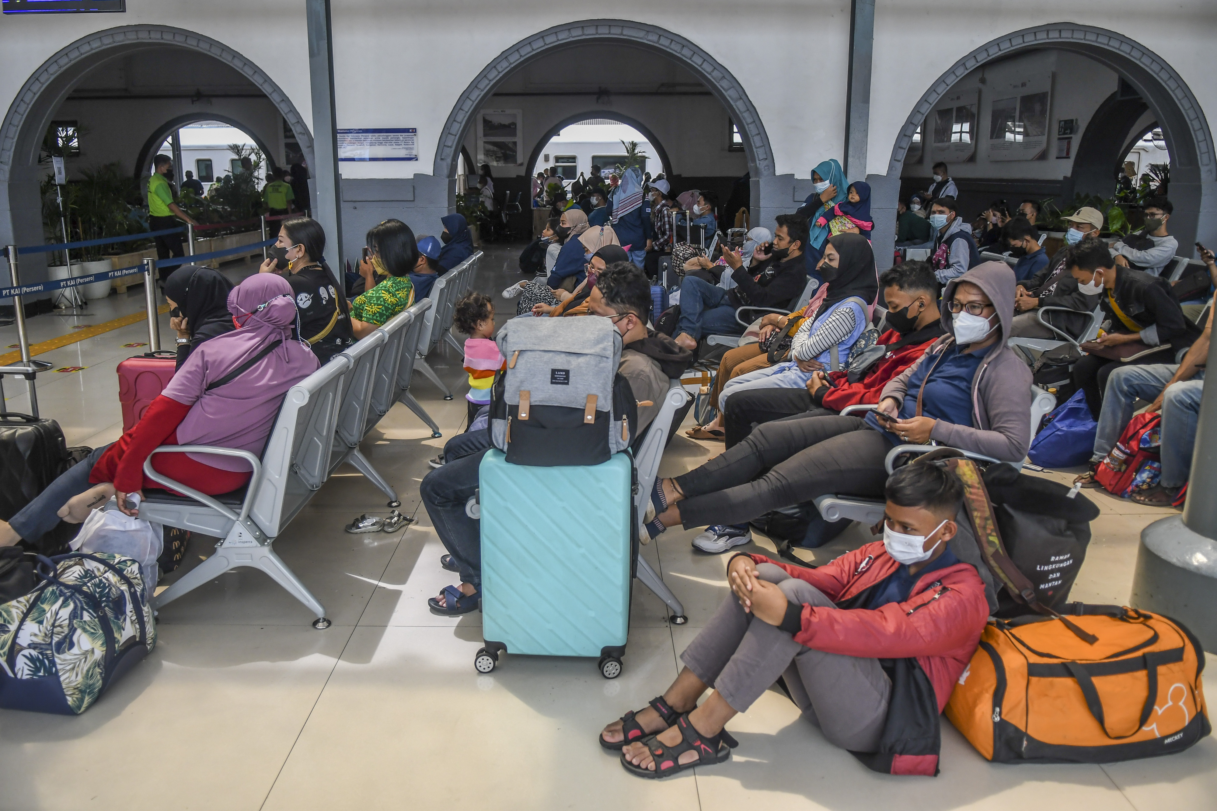  Calon penumpang kereta api memadati Stasiun Pasar Senen, di Jakarta, Jumat (29/4/2022)