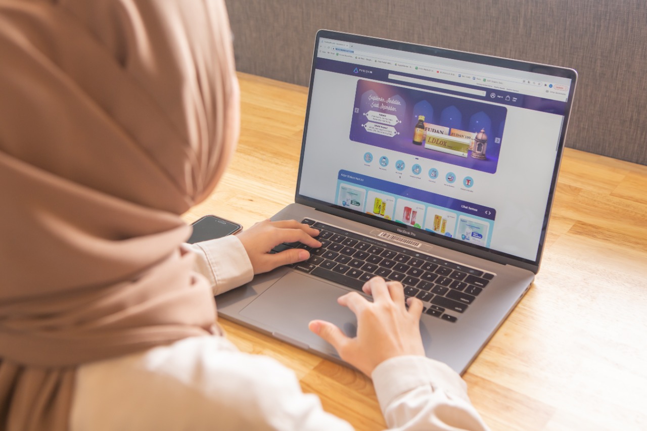 Karyawan menunjukkan monitor laptop yang menampilkan produk dari PT Pyridam Farma Tbk. 