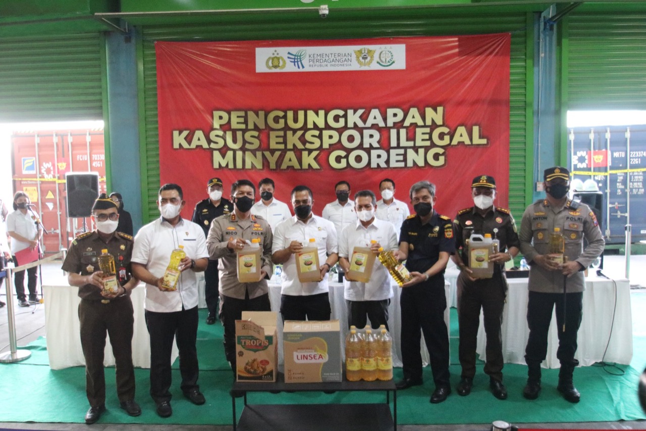Kanwil Bea Cukai Jatim dan Polri menggagalkan ekspor 81.040 liter minyak goreng kemasan berbagai merek.