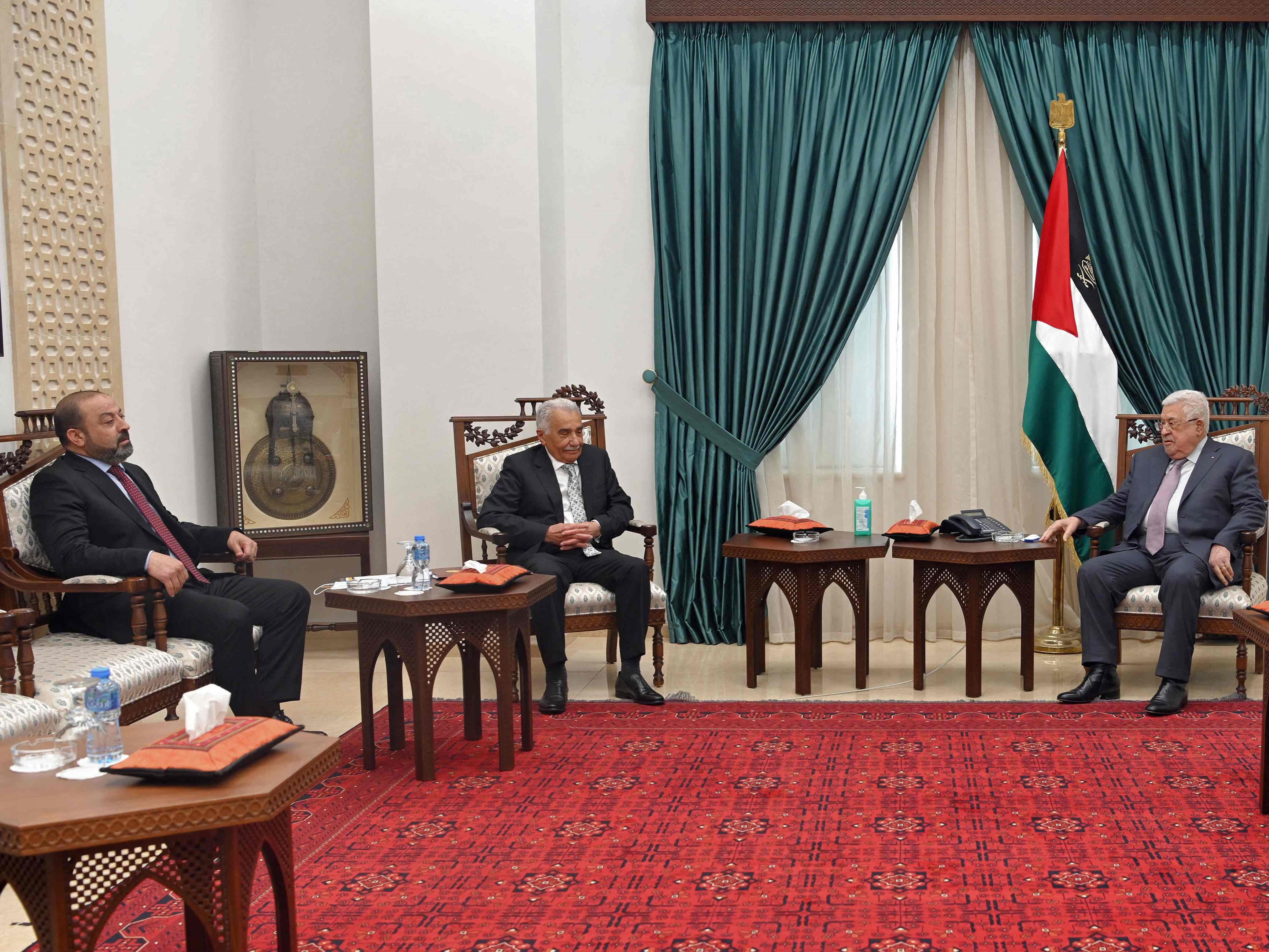 Presiden Palestina Mahmud Abbas (kanan) bertemu Ketua Dewan Tertinggi Kehakiman Issa Abu Sharar dan Jaksa Agung Akram al-Khatib (kiri).