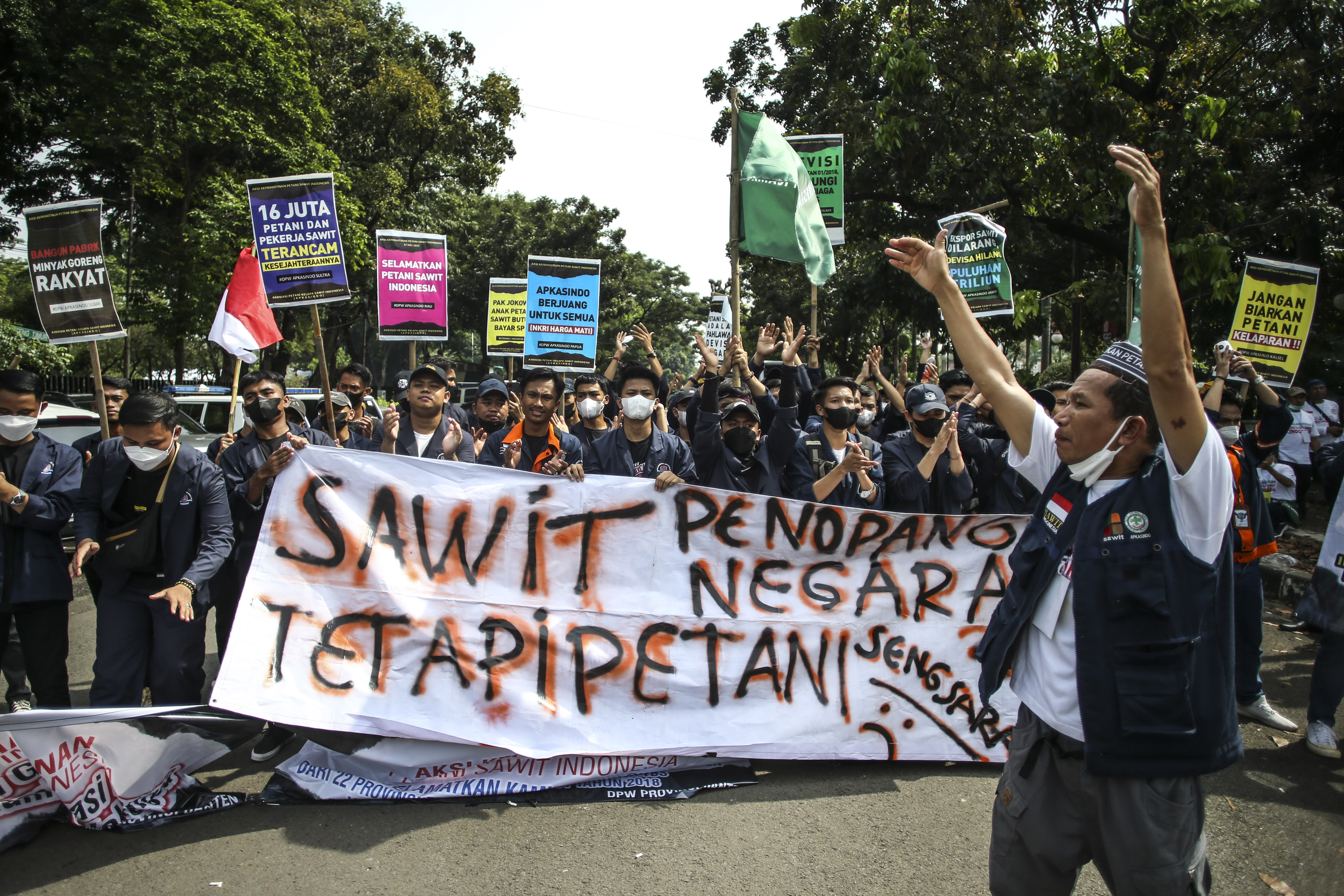 Sejumlah pengunjukrasa yang tergabung dalam Apkasindo melakukan aksi di depan Kantor Kemenko Perekonomian, Jakarta,Selasa (17/5). 