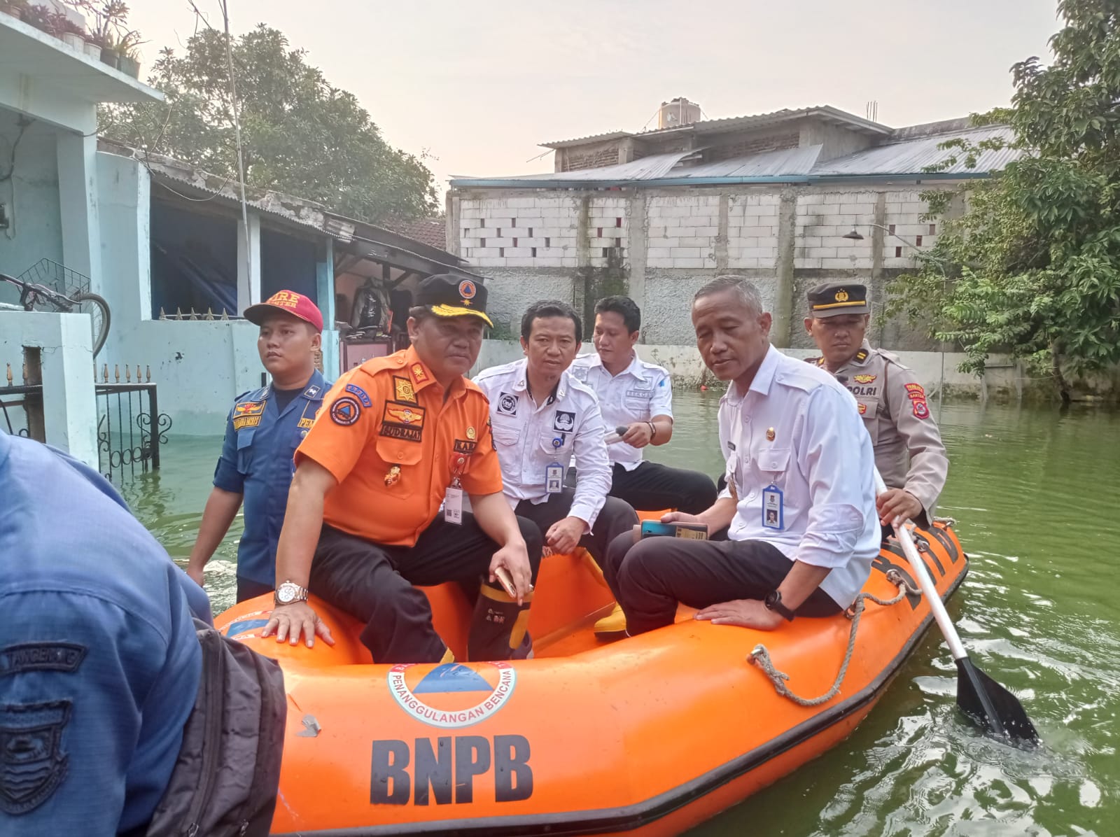BPDB Kabupaten Tangerang, Ujat Sudratjat meninjau daerah yang kebanjiran.