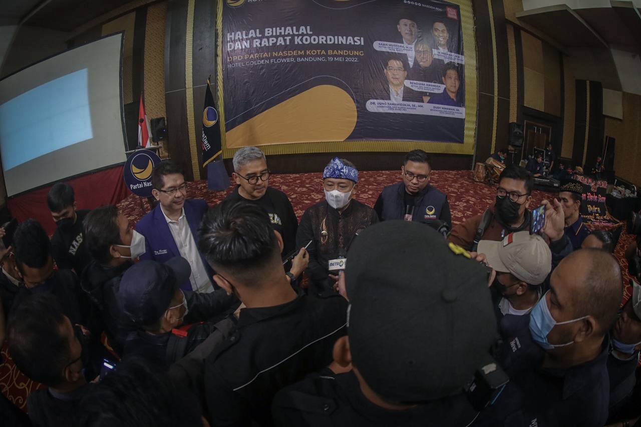 Wali Kota Bandung Yana Mulyana di tengah kader Partai NasDem